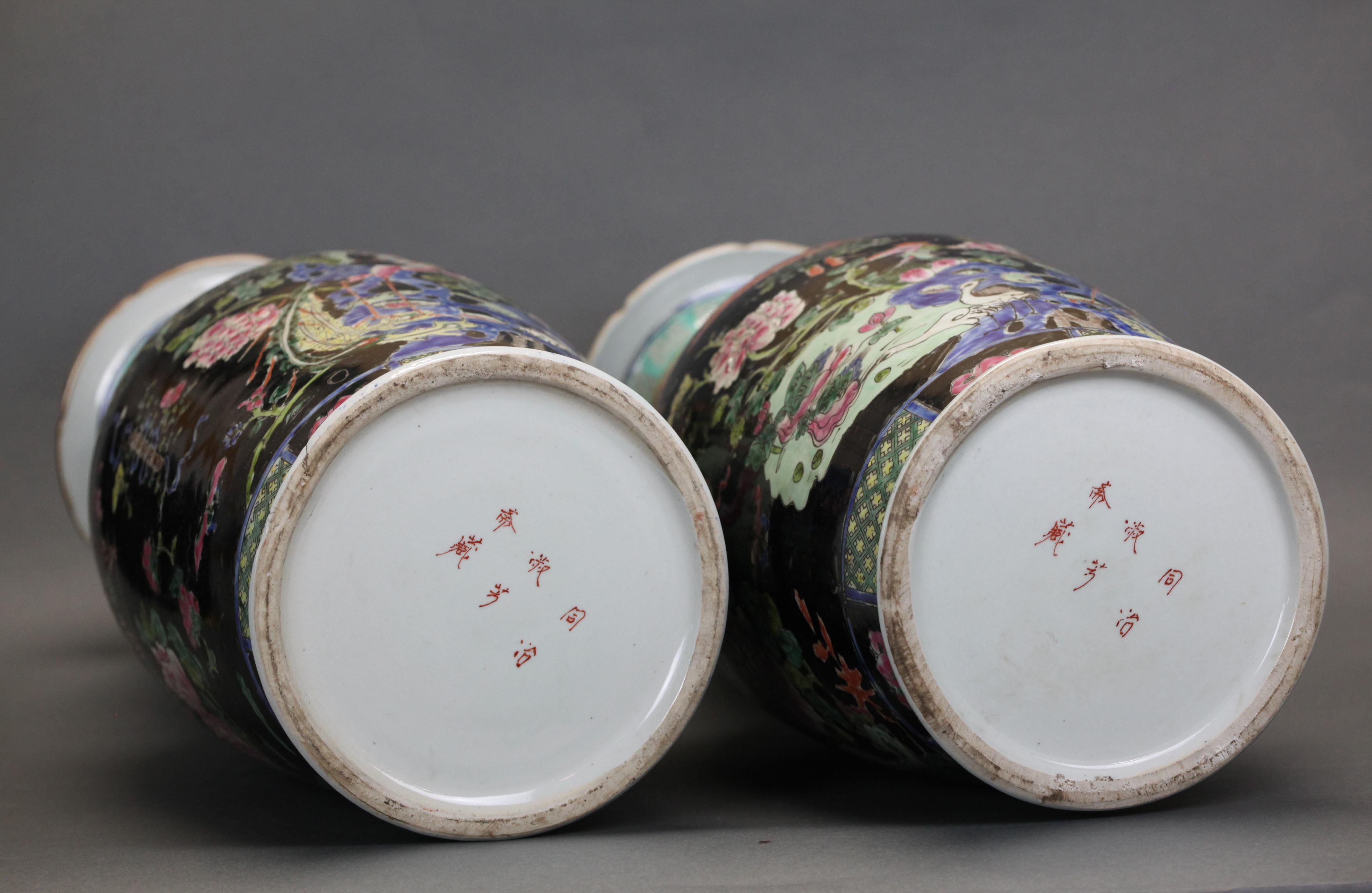 Porcelaine Paire de vases en porcelaine chinoise de la famille noire en vente