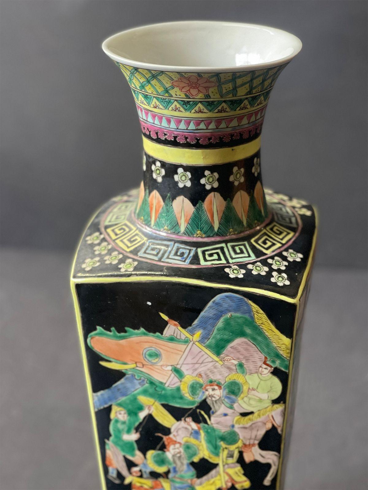 20ième siècle Paire de vases chinois Famille Noire en vente