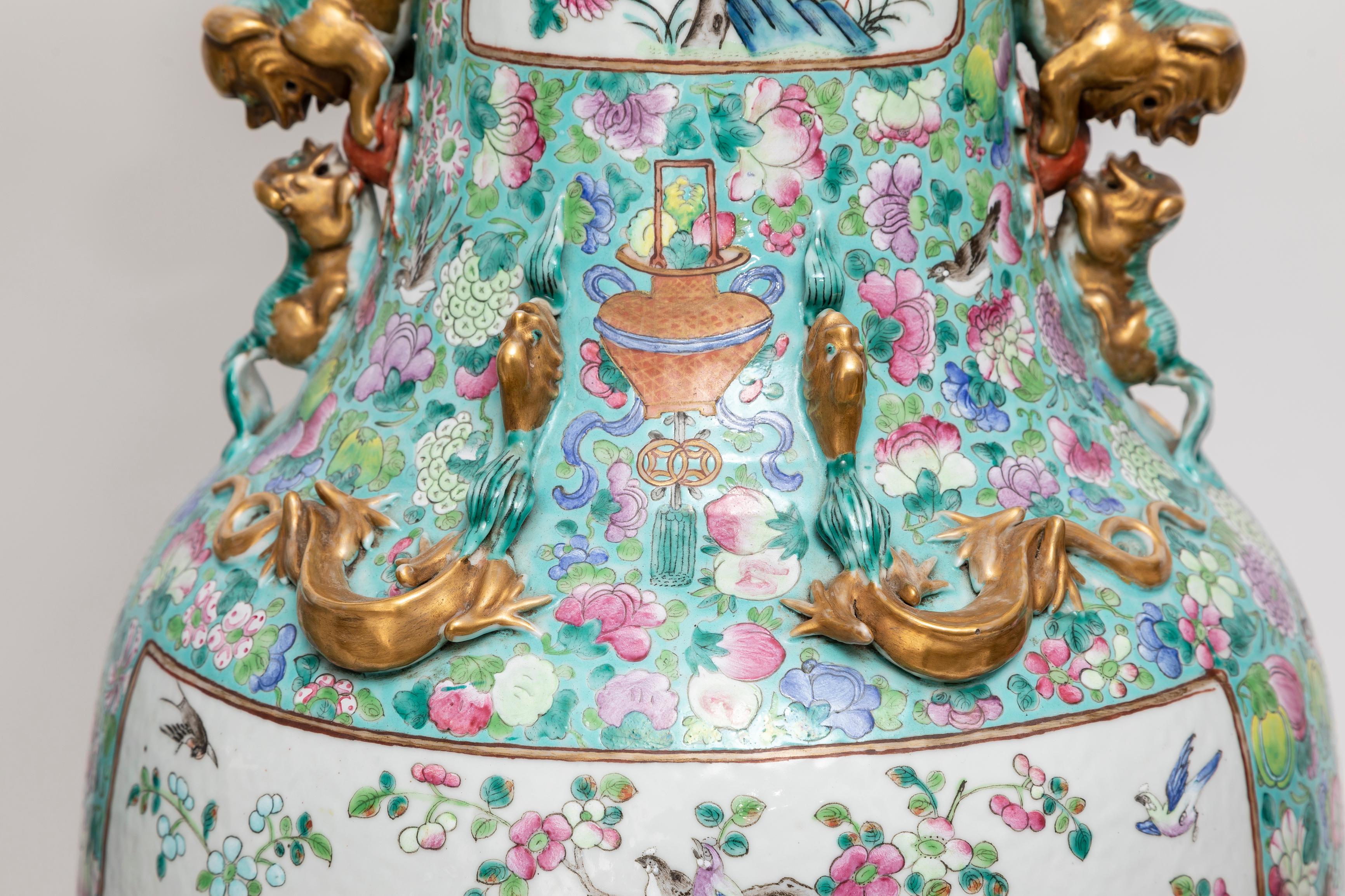 Paar chinesische Famille-Rose-Porzellanvasen mit Foo-Hundegriffen, 1800er Jahre im Angebot 3