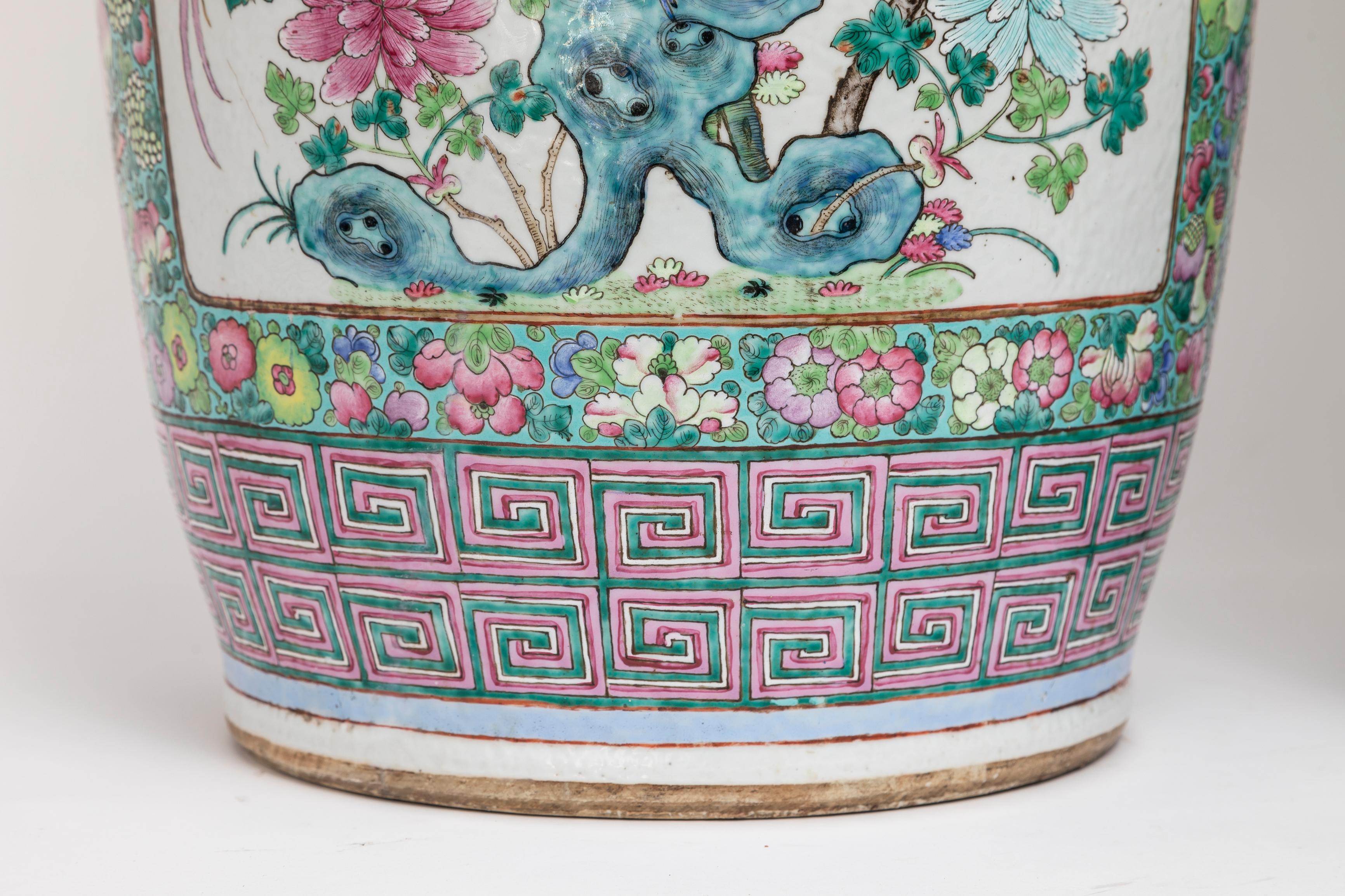 Paar chinesische Famille-Rose-Porzellanvasen mit Foo-Hundegriffen, 1800er Jahre im Angebot 4