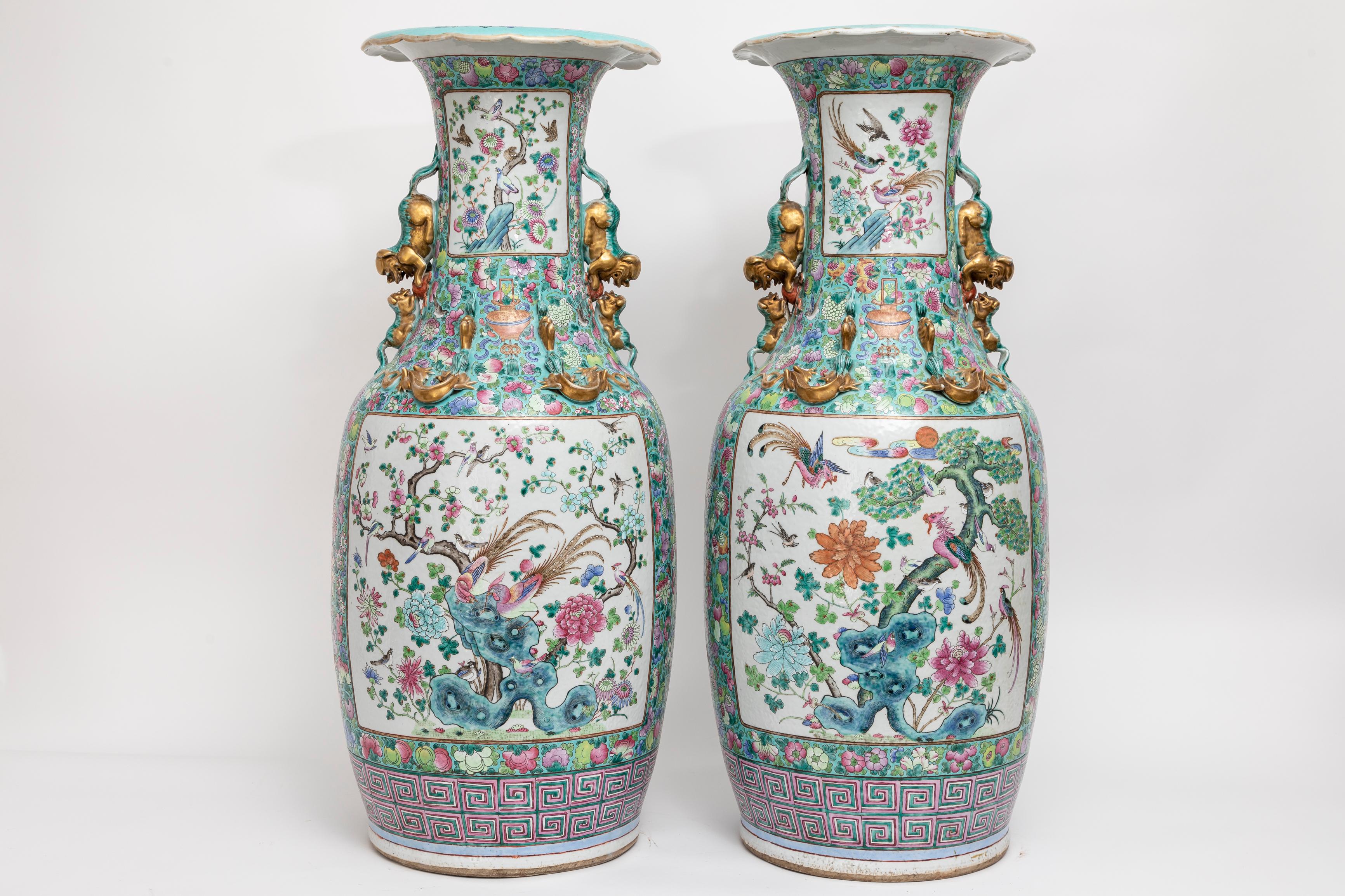 Exquisite Pair of Century Chinese Famille Rose dekoriert Porzellan Vasen mit markanten Foo Dog Griffe, 1800s.

Wir präsentieren ein beeindruckendes und opulentes Duo von antiken Famille Rose Vasen aus chinesischem Porzellan, die mit kunstvollen