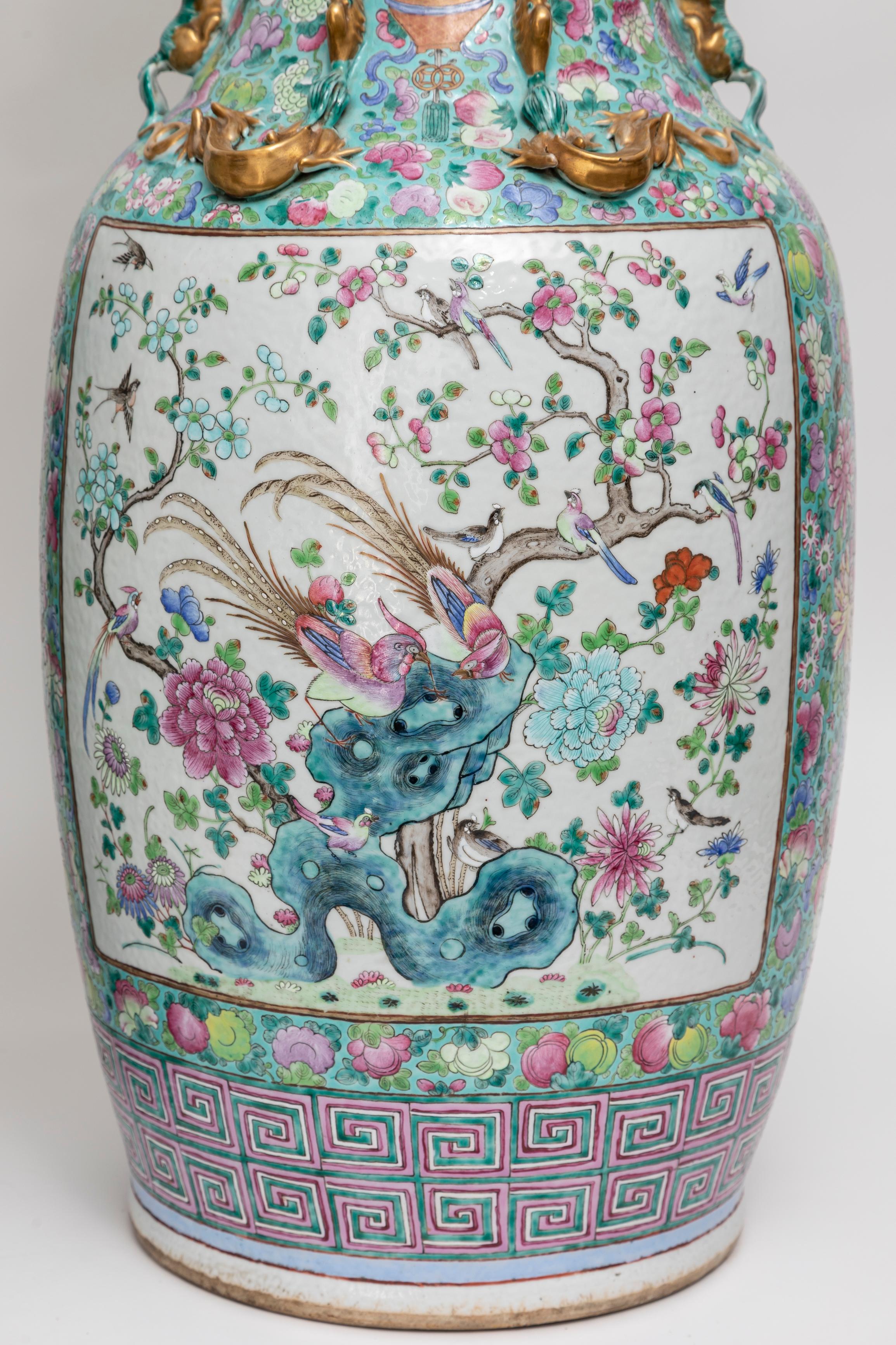 Paar chinesische Famille-Rose-Porzellanvasen mit Foo-Hundegriffen, 1800er Jahre (Mittleres 19. Jahrhundert) im Angebot