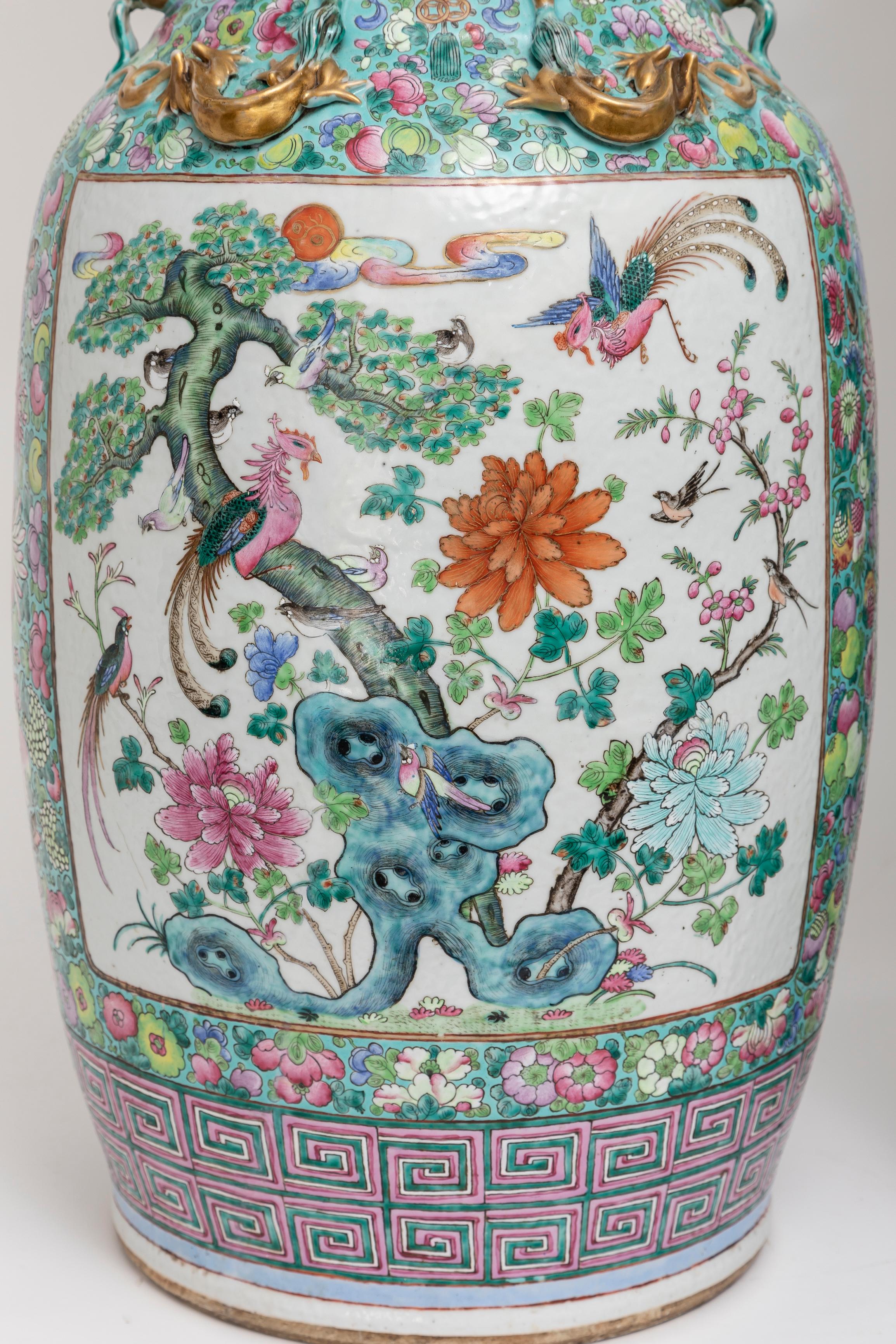 Paar chinesische Famille-Rose-Porzellanvasen mit Foo-Hundegriffen, 1800er Jahre (Gold) im Angebot