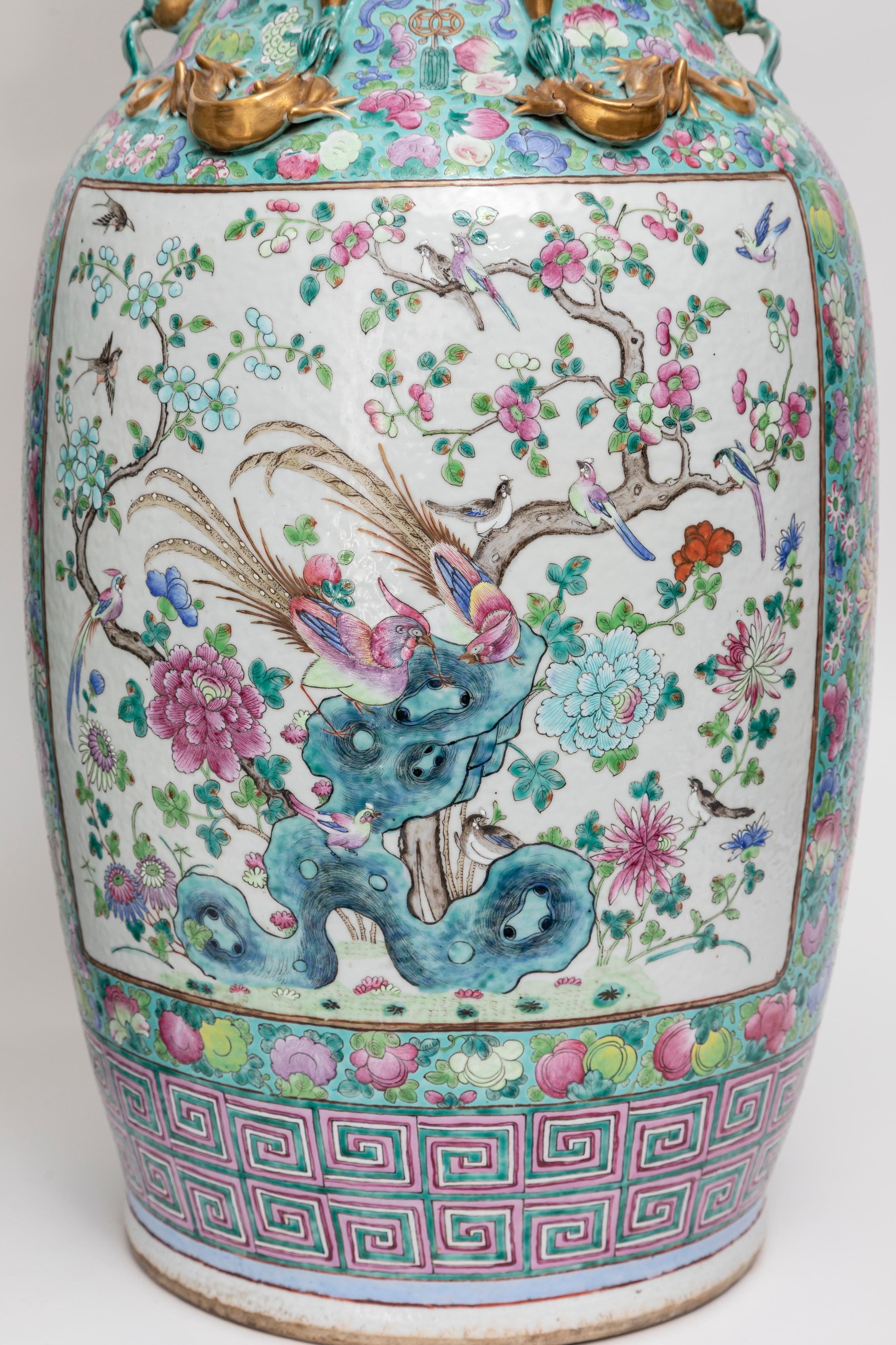 Paar chinesische Famille-Rose-Porzellanvasen mit Foo-Hundegriffen, 1800er Jahre im Angebot 1