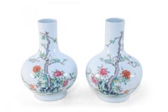 Coppia di vasi globulari in porcellana cinese Famille Rose