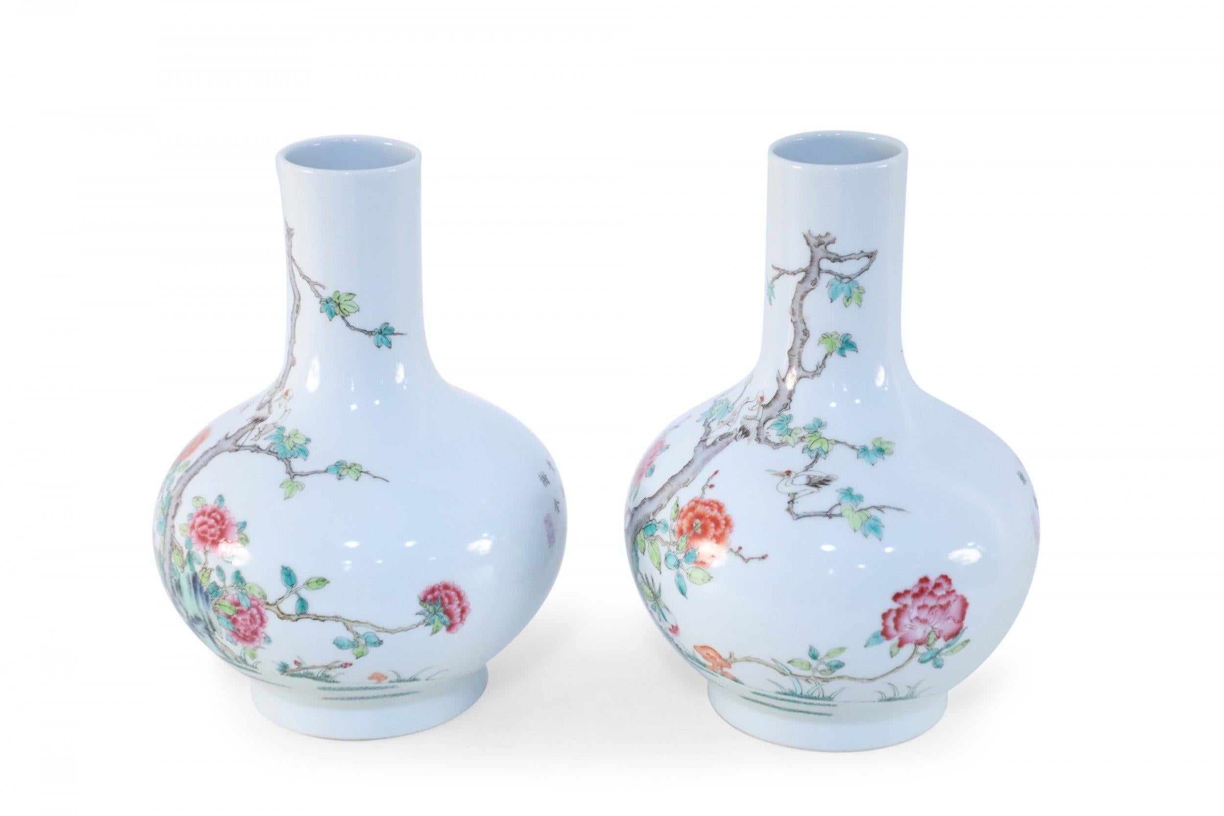 Ming Coppia di vasi globulari in porcellana cinese Famille Rose in vendita