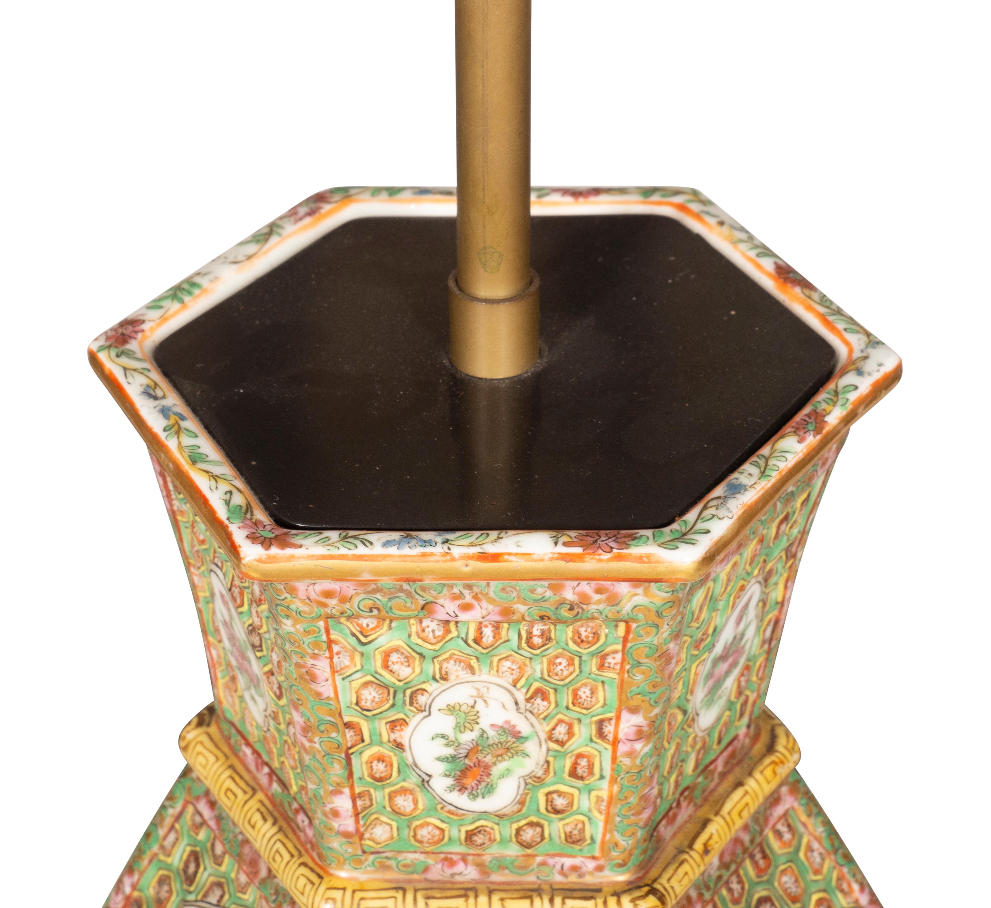 Paire de lampes de bureau hexagonales chinoises de style Famille Rose en vente 5