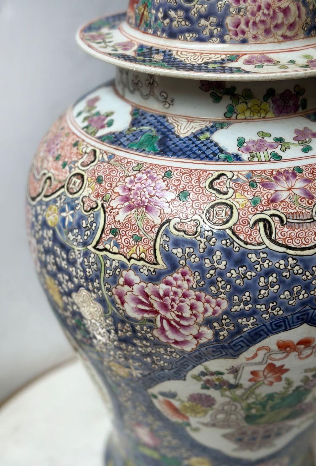 Una coppia di eccezionali vasi in porcellana Famille Rose realizzati in Cina nella metà del XX secolo (c, anni '50). Ognuno di essi è decorato con disegni dipinti a mano su tutto il perimetro, che consistono in riserve con cesti di fiori, fogliame a