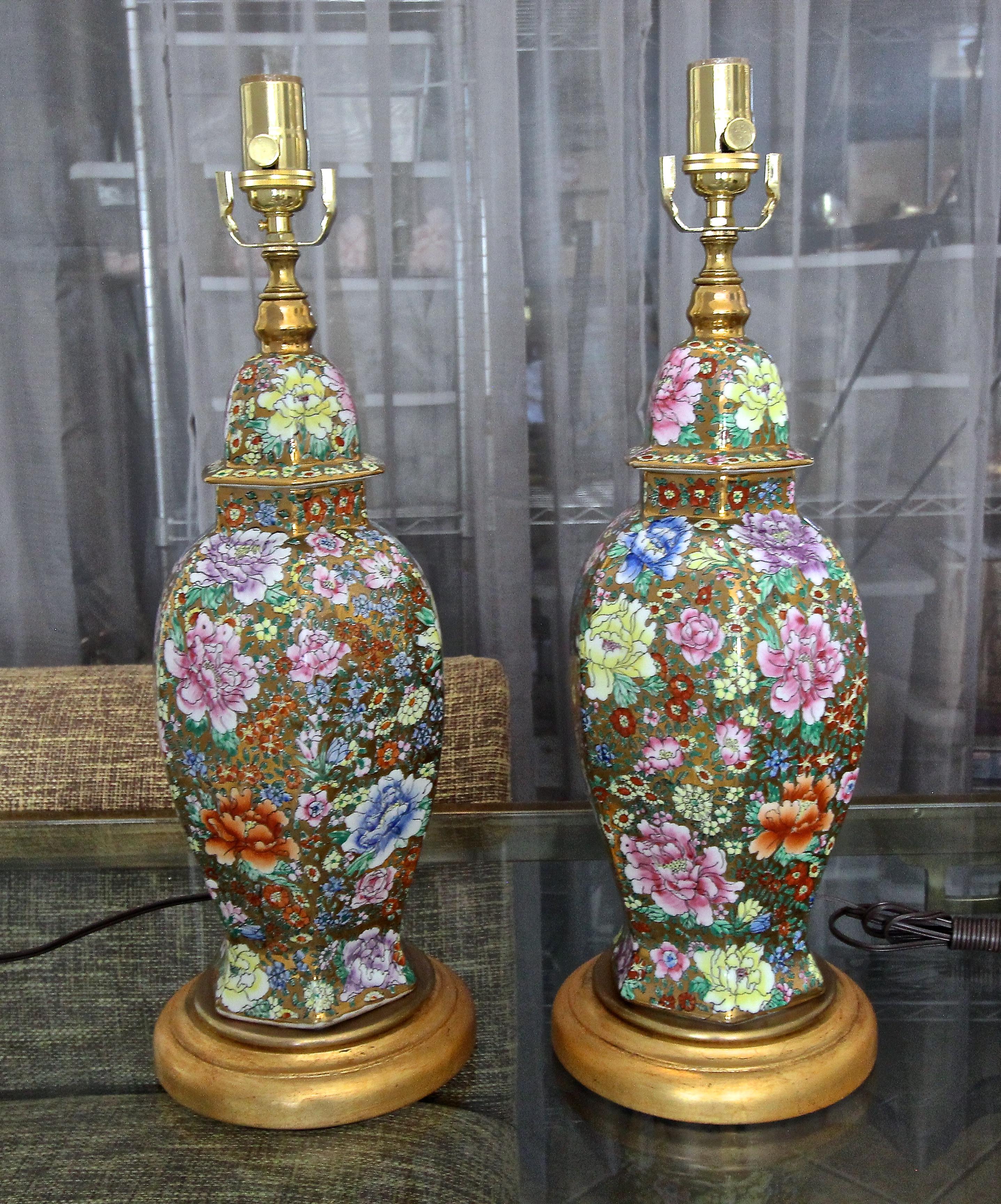 Pair of Chinese Famille Rose Millefleurs Porcelain Vase Table Lamps In Good Condition In Palm Springs, CA