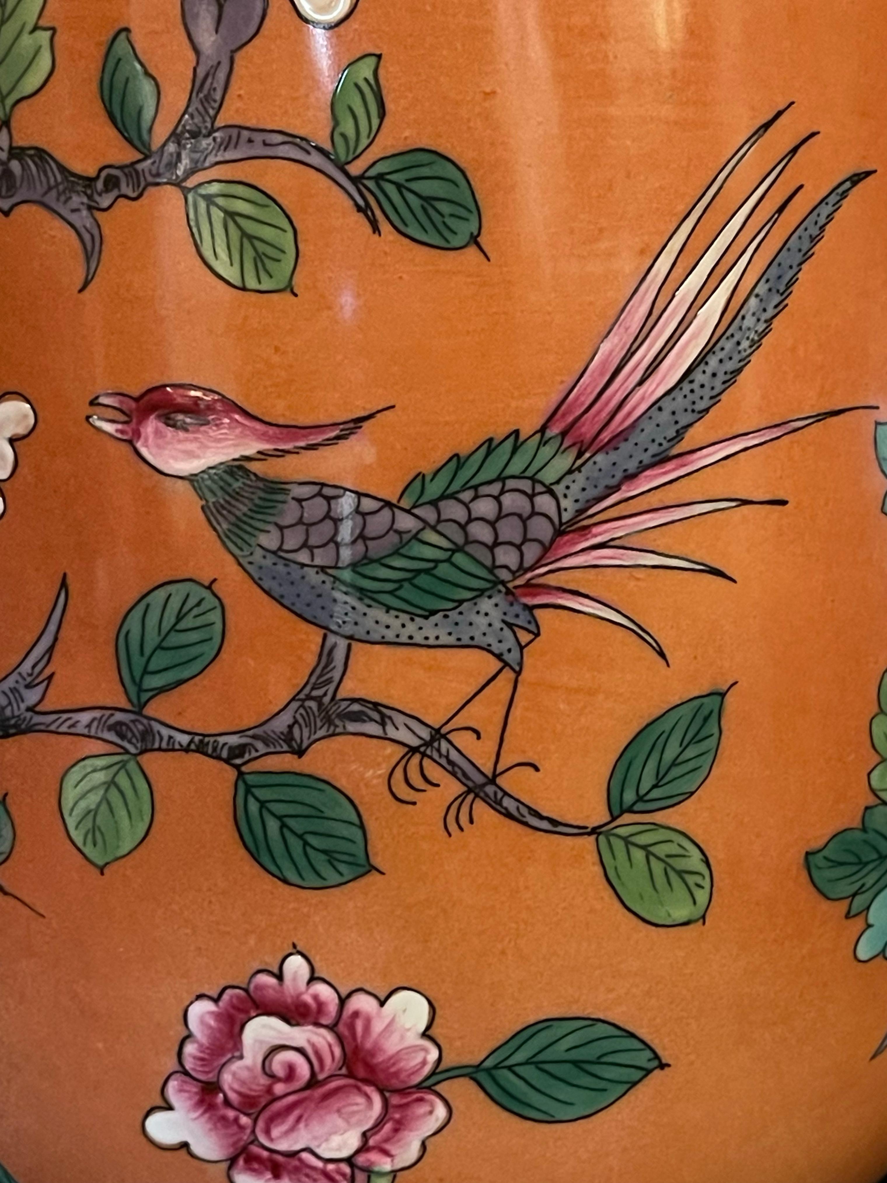Paire de lampes chinoises en porcelaine coral Rose montée sur bronze doré avec oiseaux en vente 2