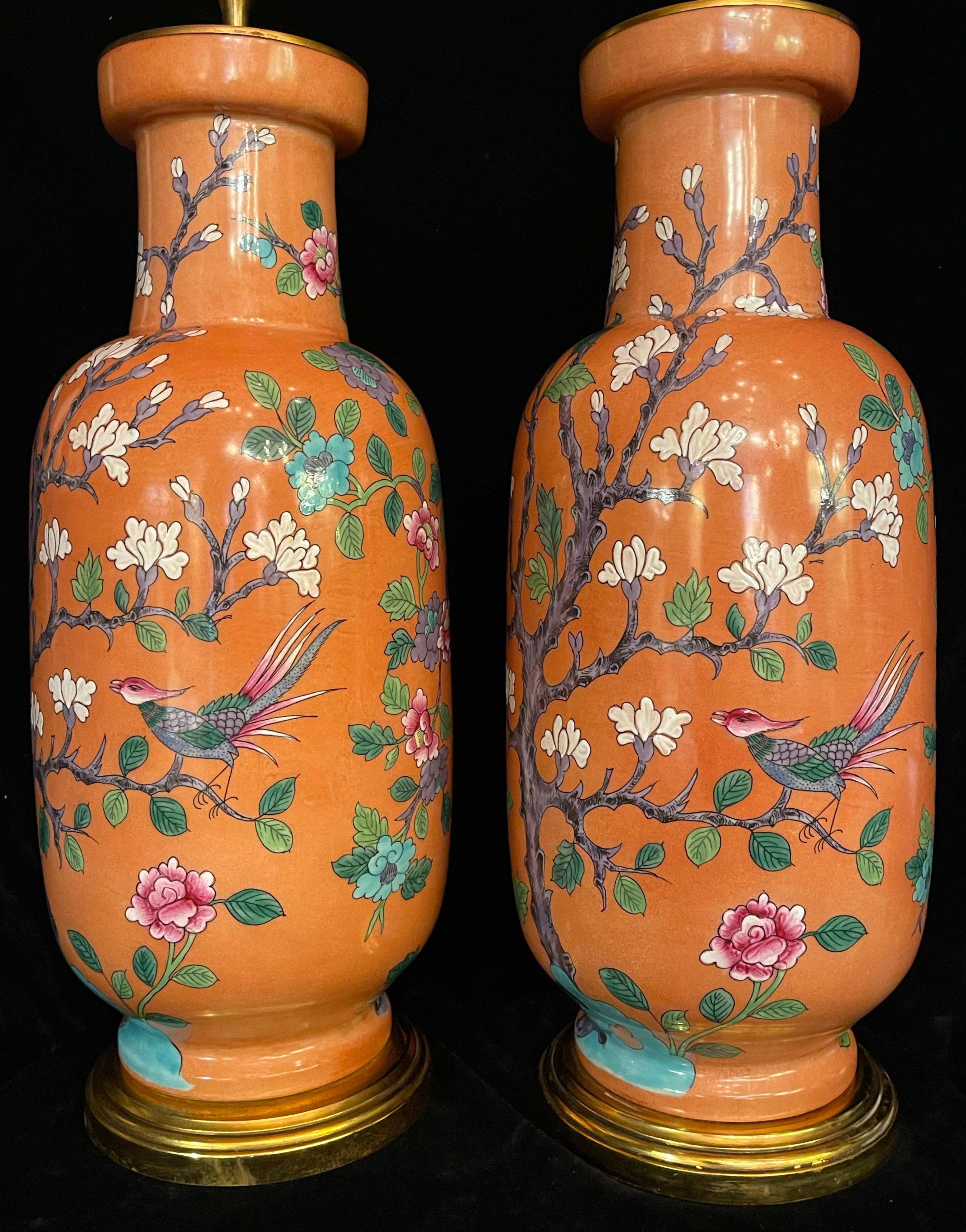 Chinoiseries Paire de lampes chinoises en porcelaine coral Rose montée sur bronze doré avec oiseaux en vente