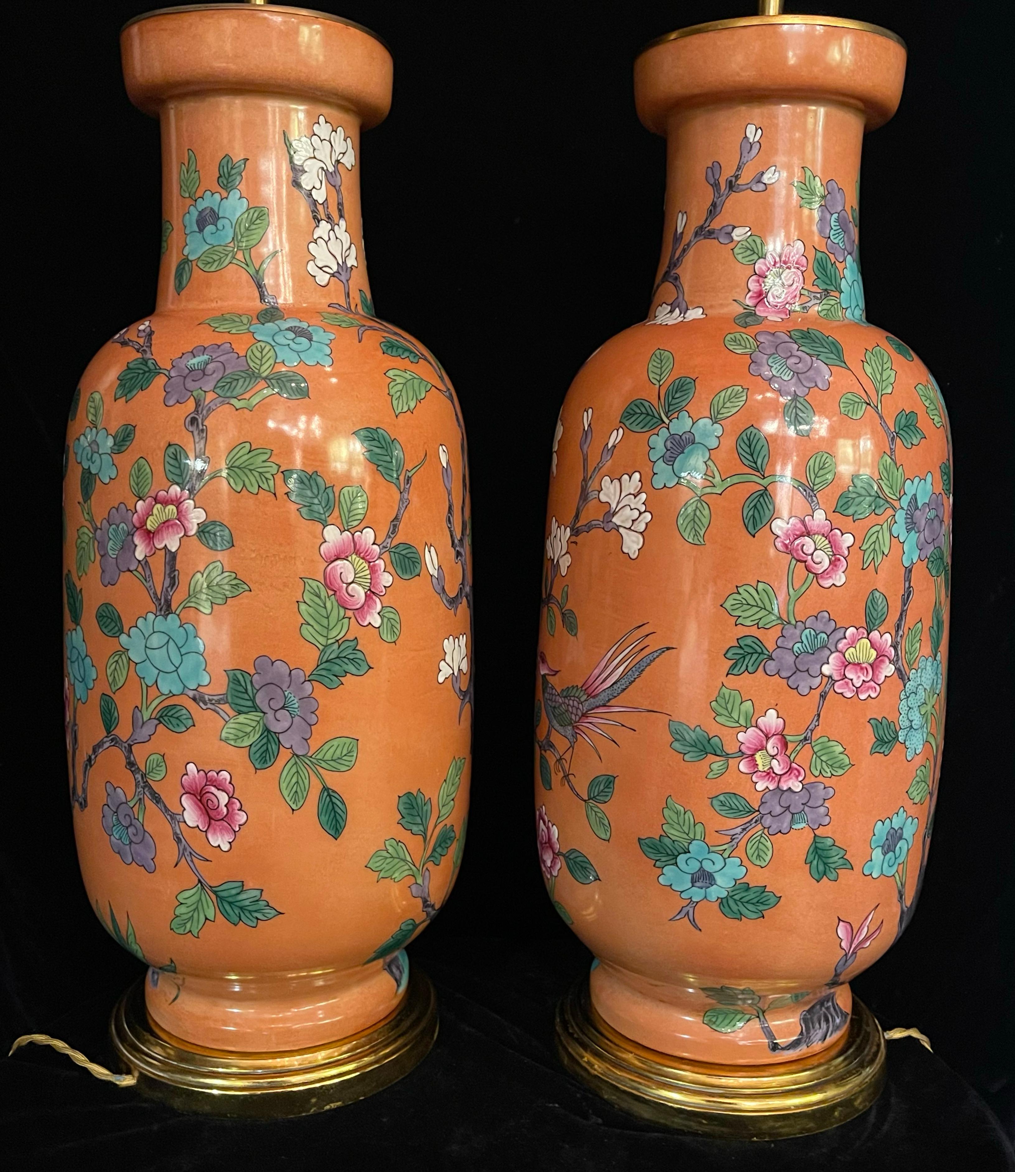 Chinois Paire de lampes chinoises en porcelaine coral Rose montée sur bronze doré avec oiseaux en vente