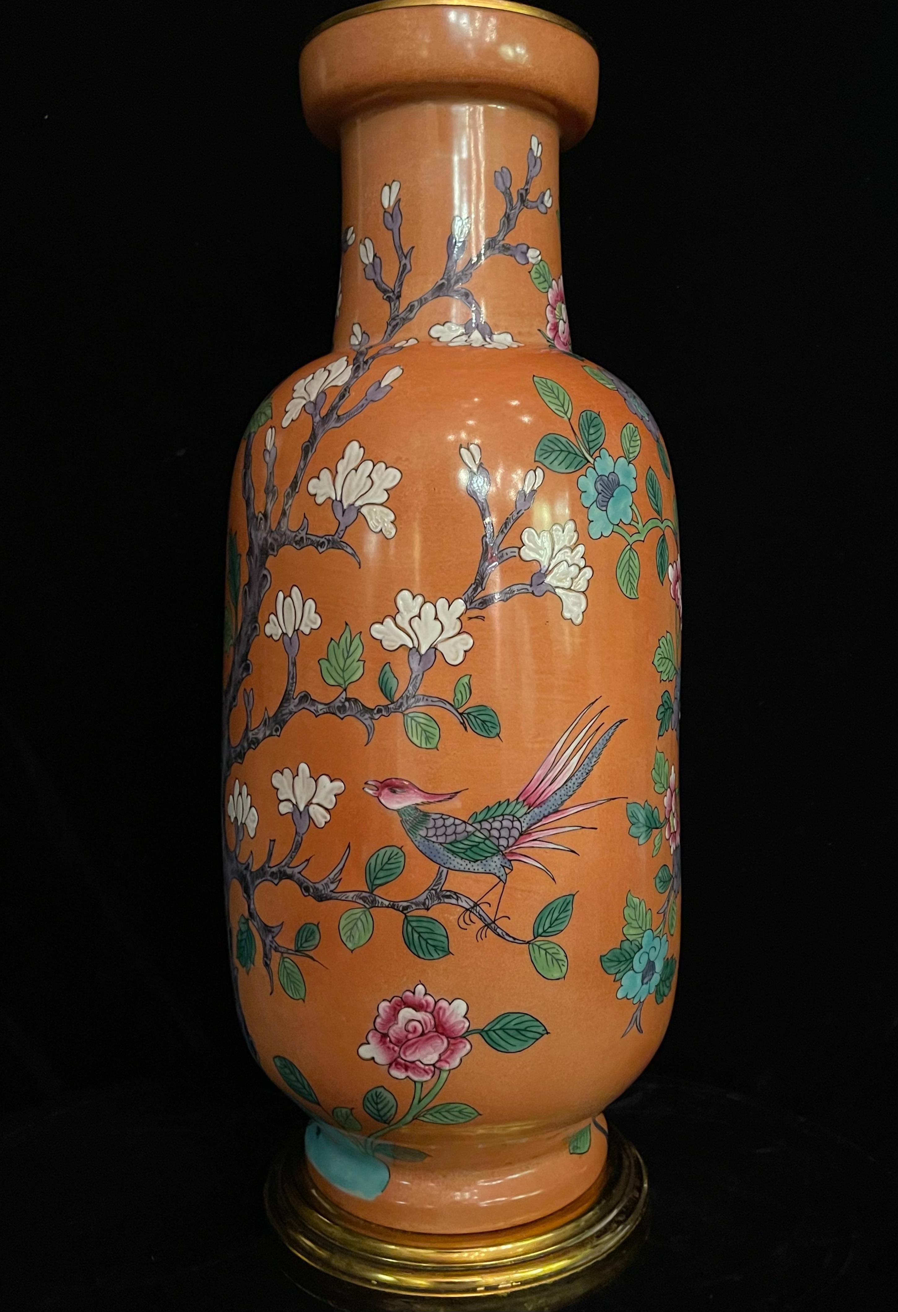 Doré Paire de lampes chinoises en porcelaine coral Rose montée sur bronze doré avec oiseaux en vente