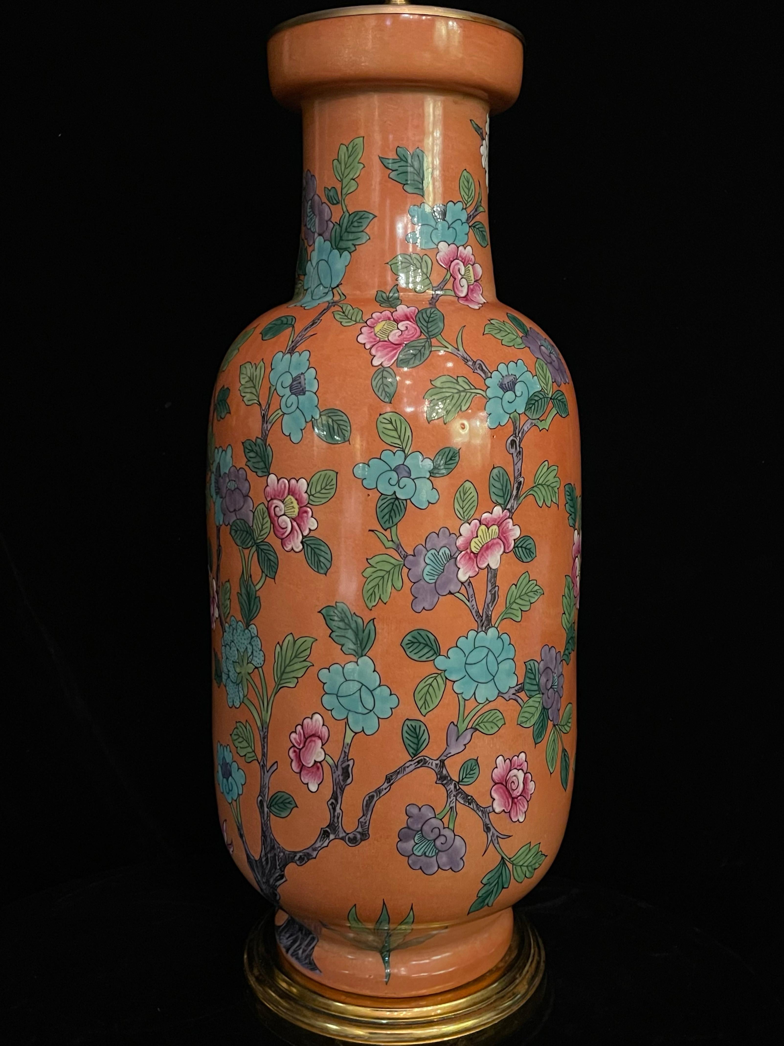 Paire de lampes chinoises en porcelaine coral Rose montée sur bronze doré avec oiseaux Bon état - En vente à New York, NY