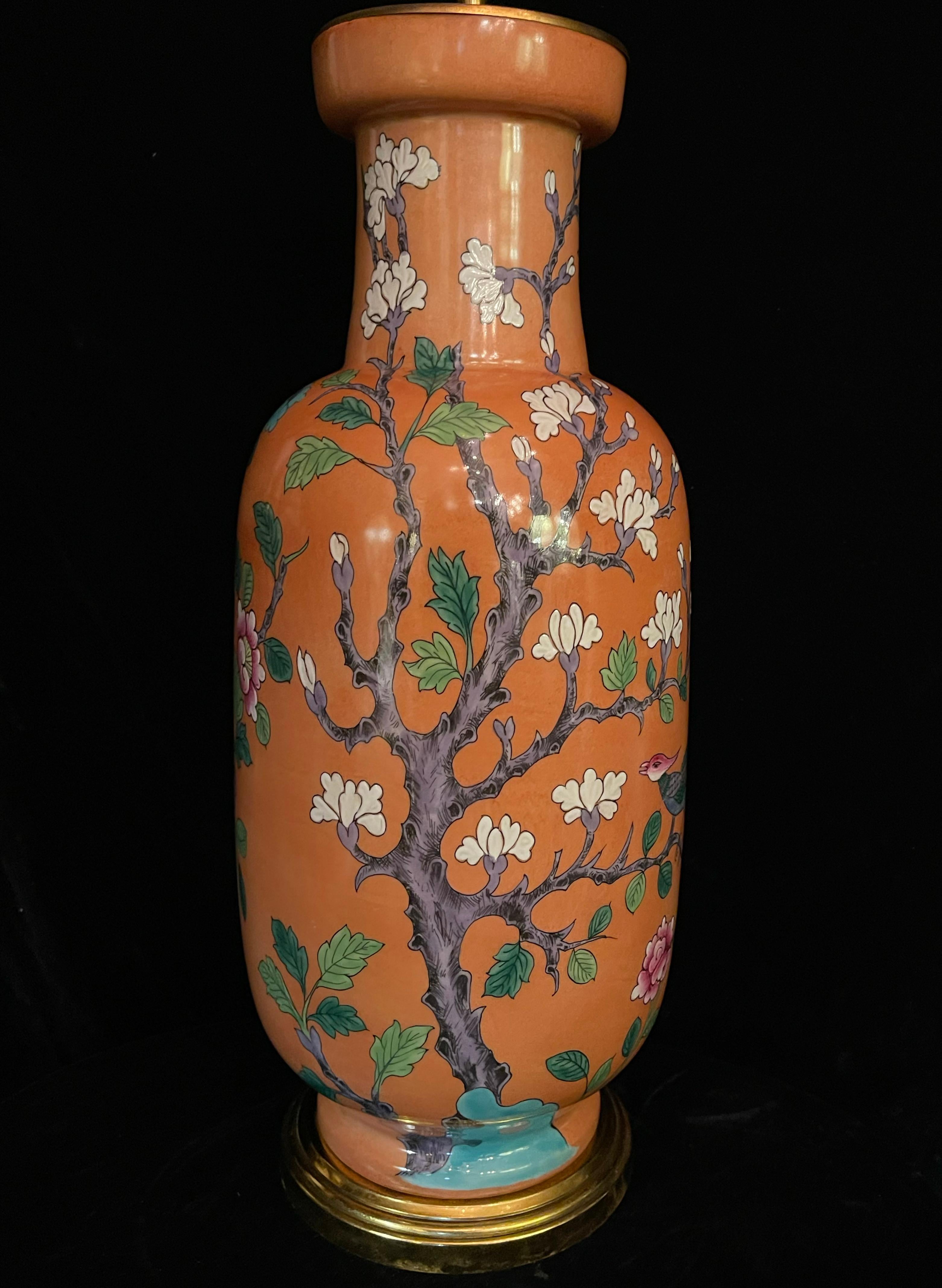 20ième siècle Paire de lampes chinoises en porcelaine coral Rose montée sur bronze doré avec oiseaux en vente