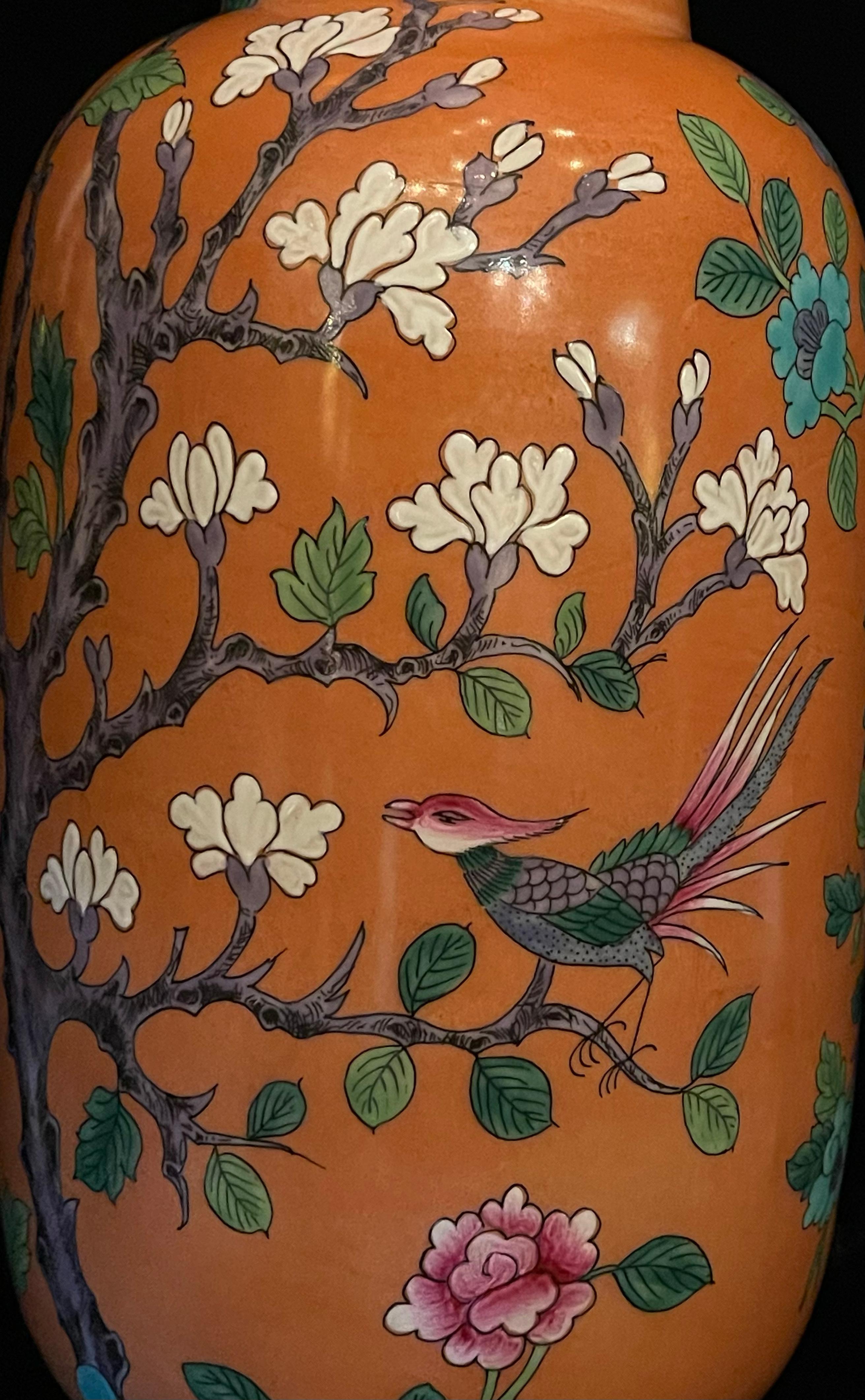Porcelaine Paire de lampes chinoises en porcelaine coral Rose montée sur bronze doré avec oiseaux en vente