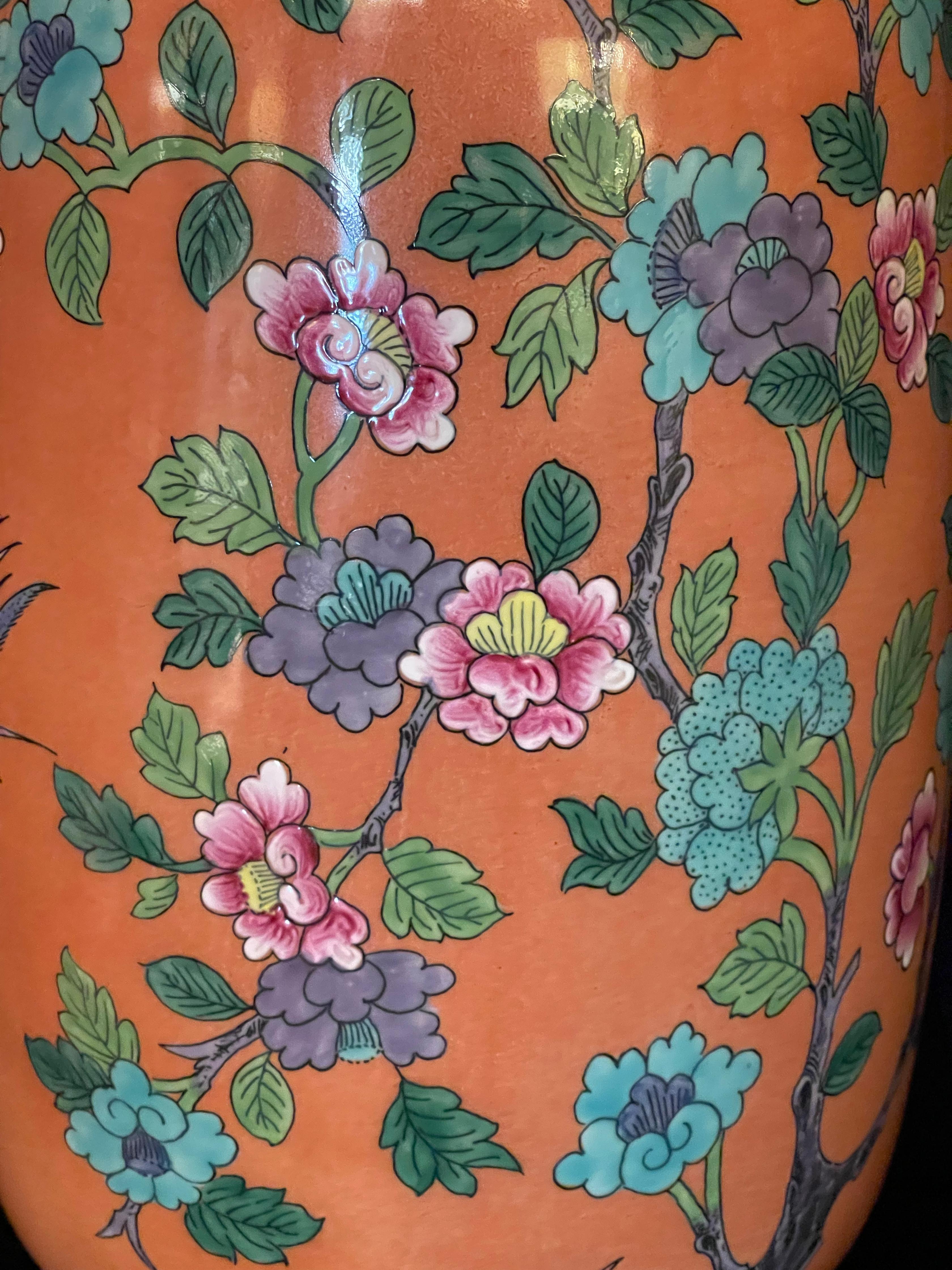 Paire de lampes chinoises en porcelaine coral Rose montée sur bronze doré avec oiseaux en vente 1