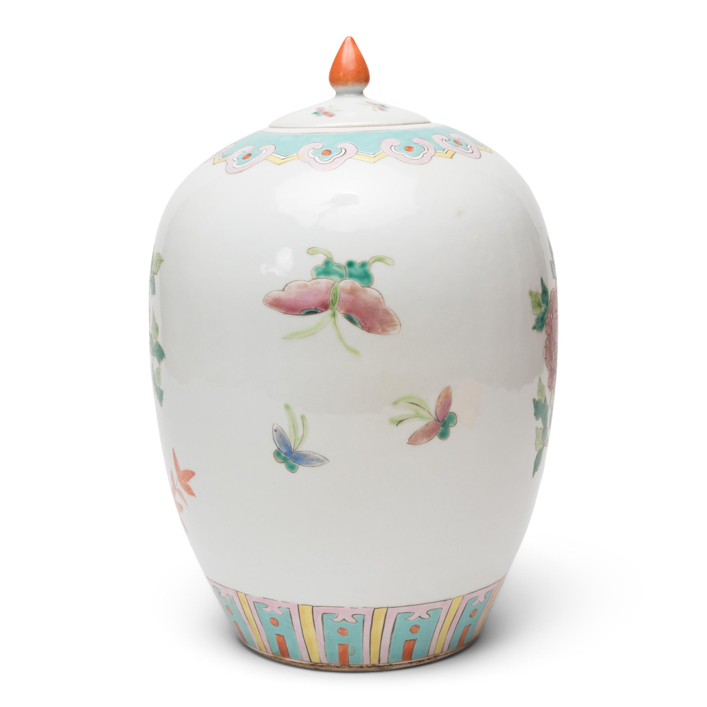 Esportazione cinese Coppia di vasi cinesi Famille Rose Phoenix e Peony, 1900 ca. in vendita