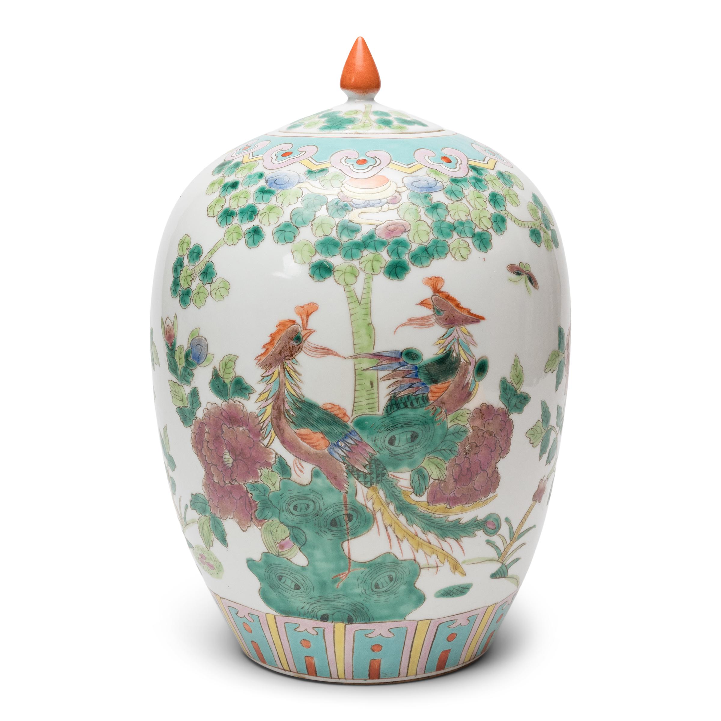 Coppia di vasi cinesi Famille Rose Phoenix e Peony, 1900 ca. In condizioni buone in vendita a Chicago, IL