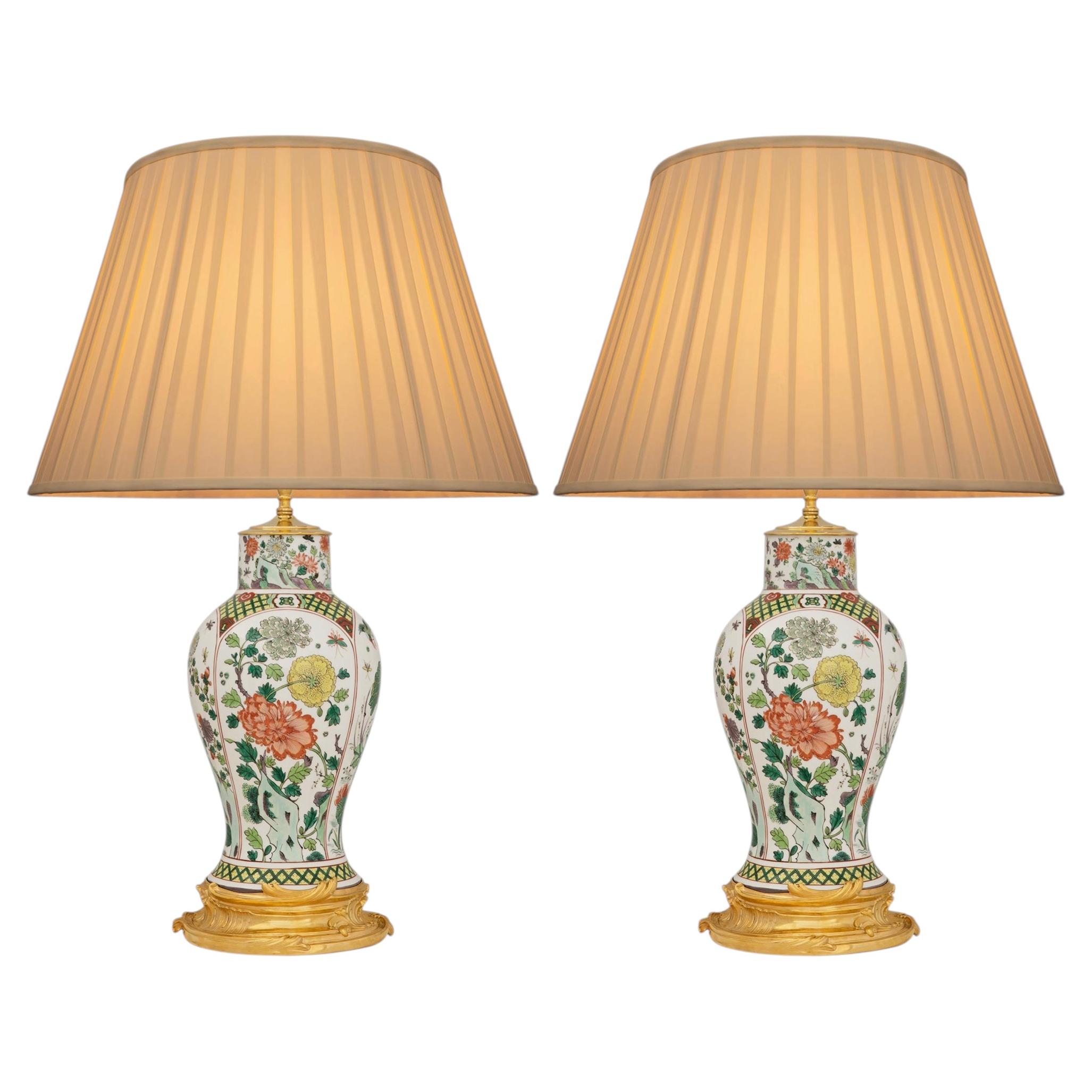 Pareja de lámparas chinas montadas de porcelana familiar rosa y ormolu francés