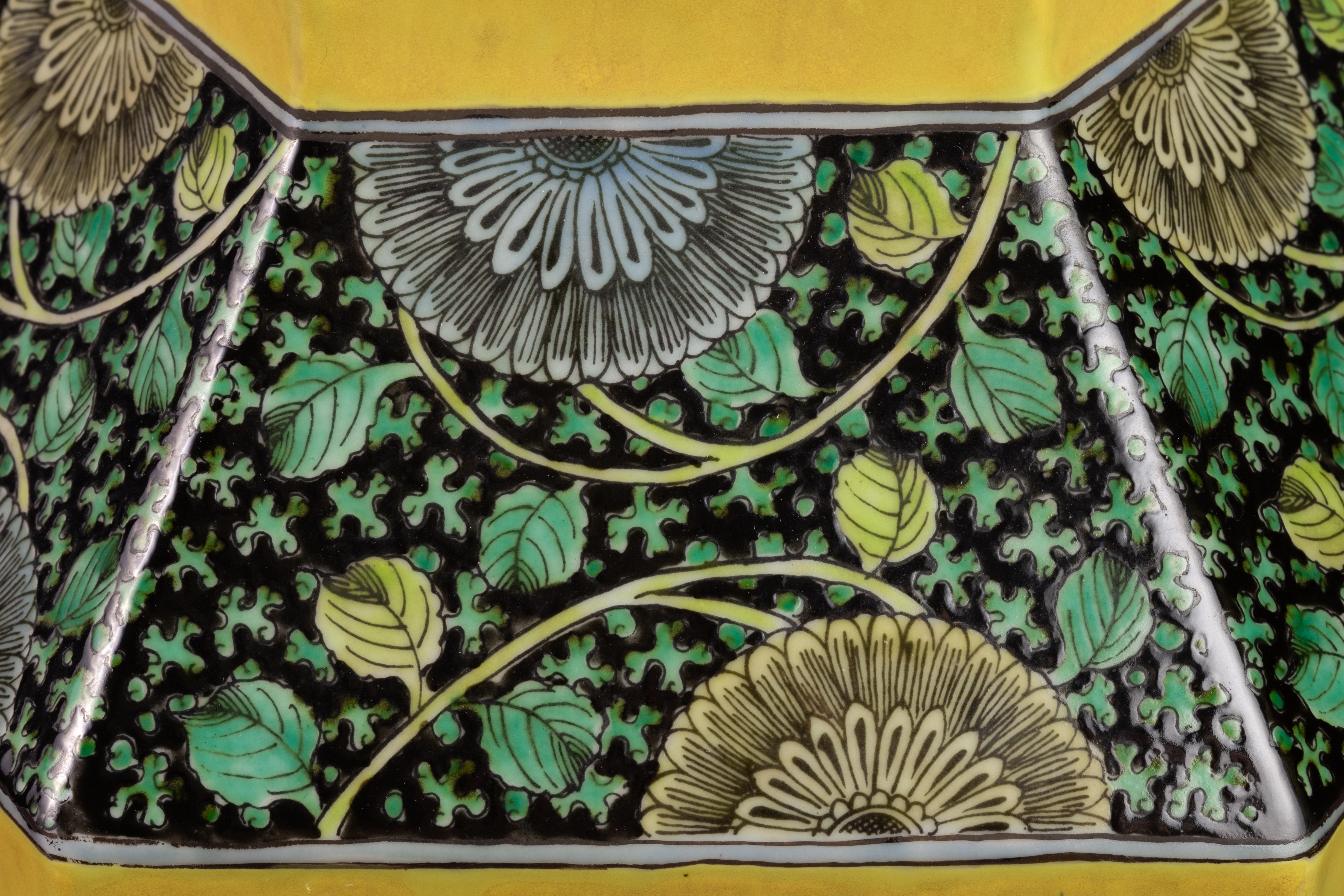 Paire de vases en porcelaine de Chine de la famille rose, de forme hexagonale et à fond jaune en vente 2