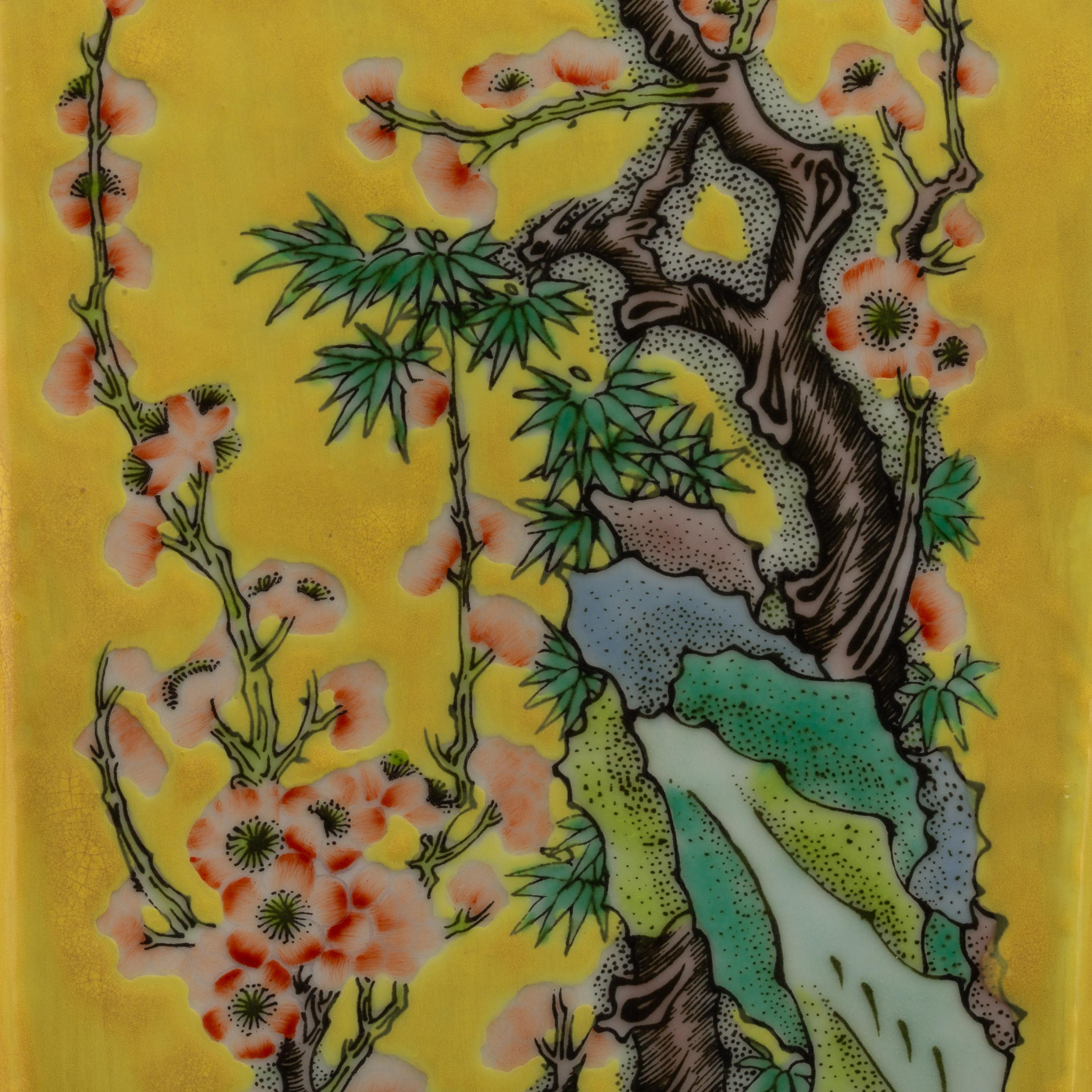 Paire de vases en porcelaine de Chine de la famille rose, de forme hexagonale et à fond jaune en vente 3