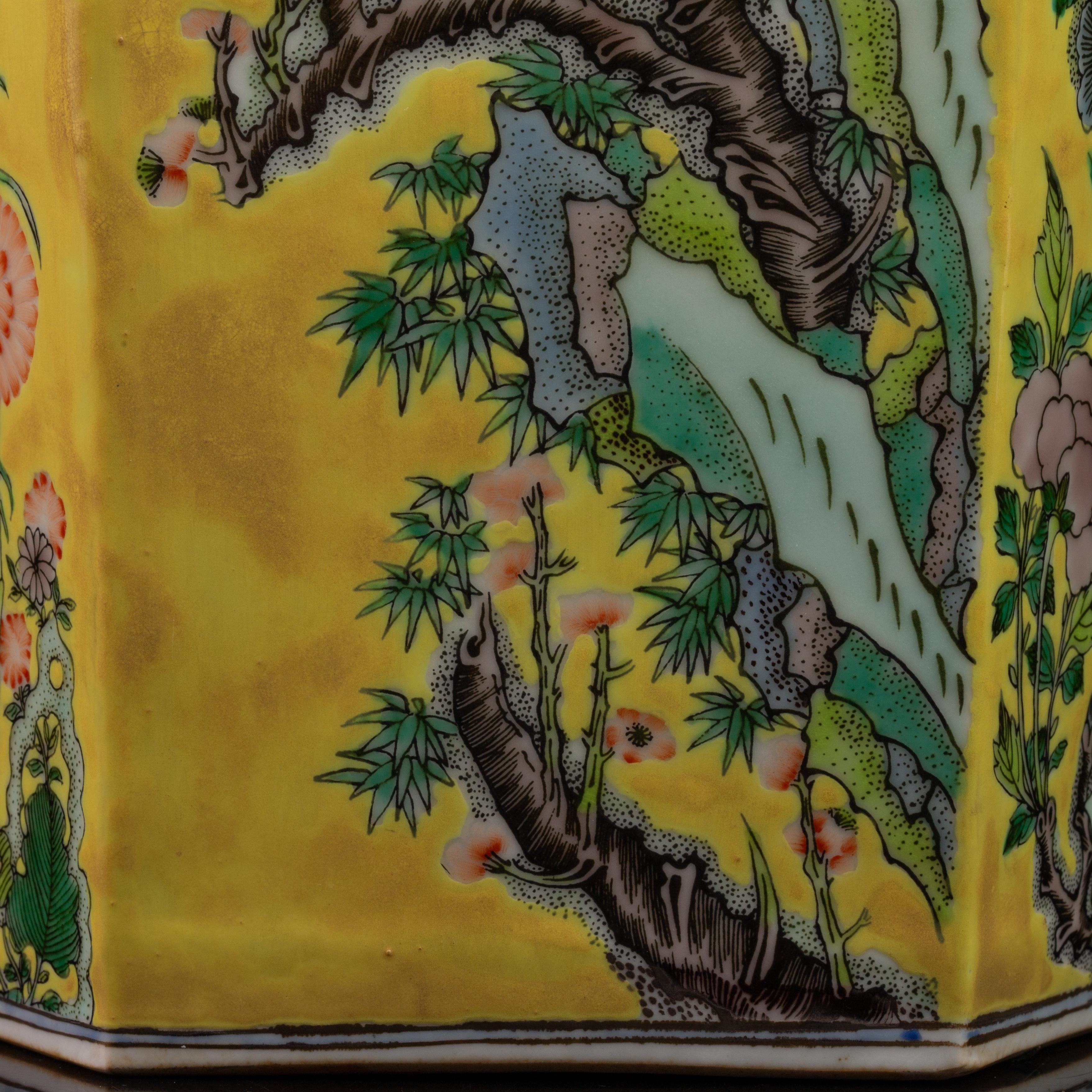 Paire de vases en porcelaine de Chine de la famille rose, de forme hexagonale et à fond jaune en vente 4