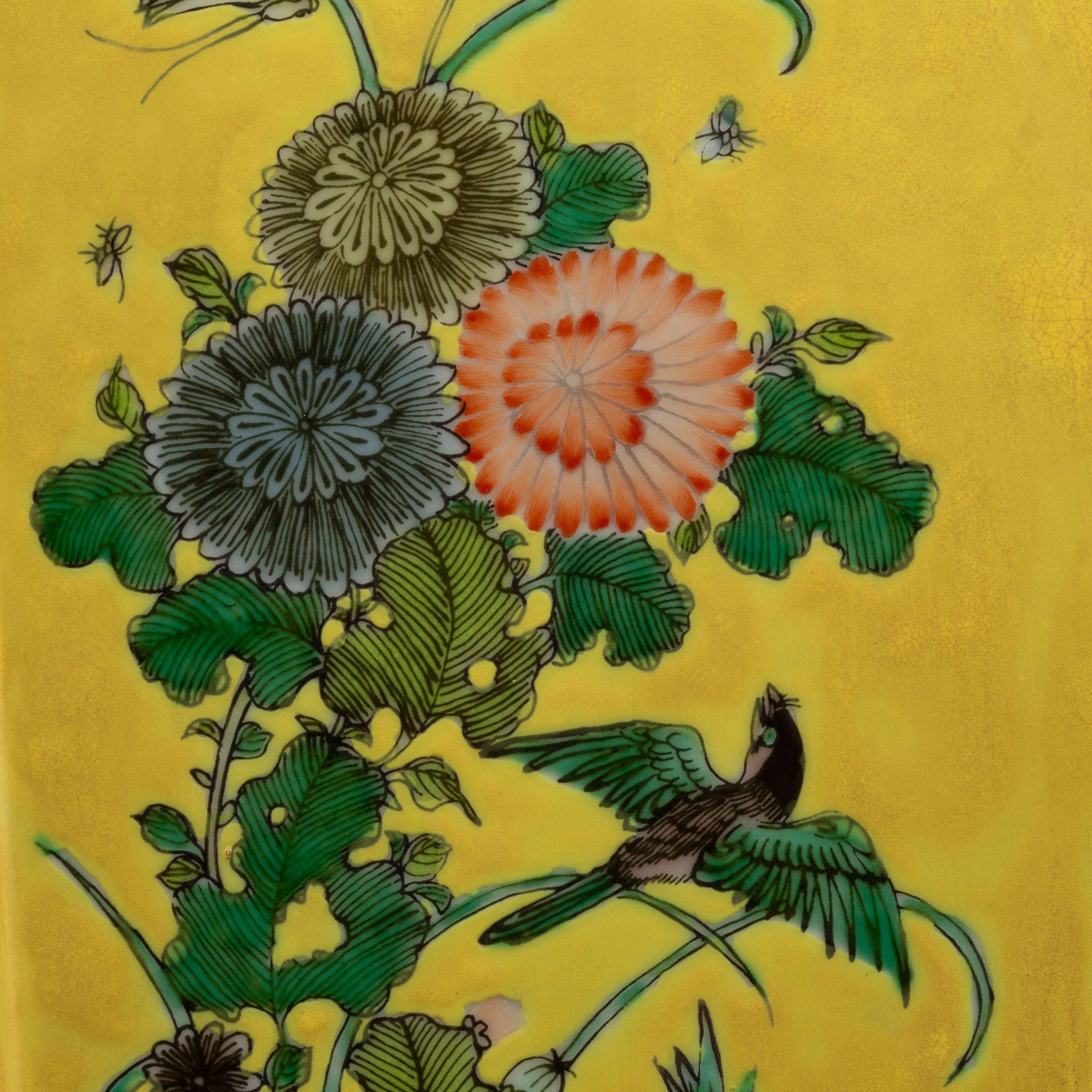 Paire de vases en porcelaine de Chine de la famille rose, de forme hexagonale et à fond jaune en vente 5