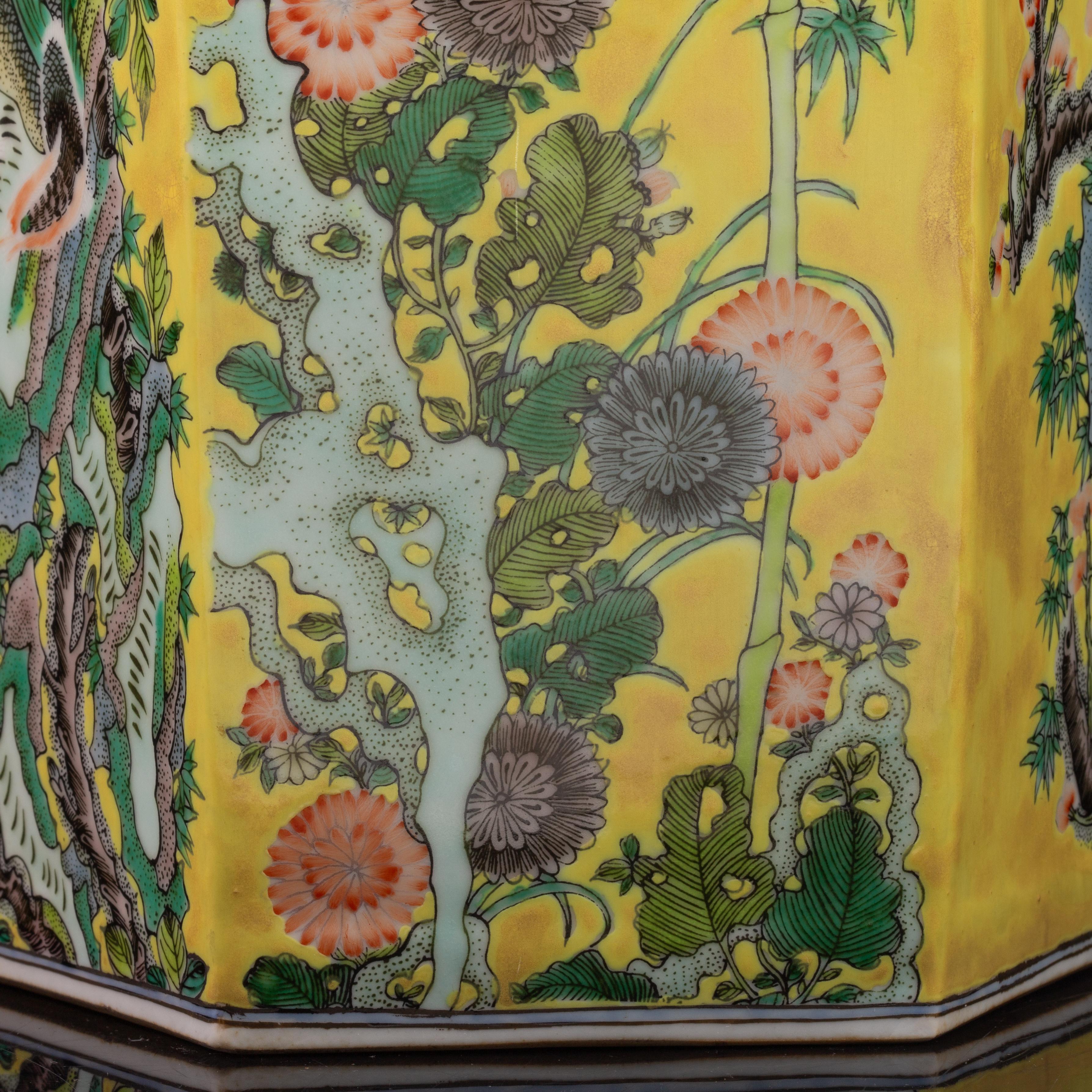 Paire de vases en porcelaine de Chine de la famille rose, de forme hexagonale et à fond jaune en vente 6