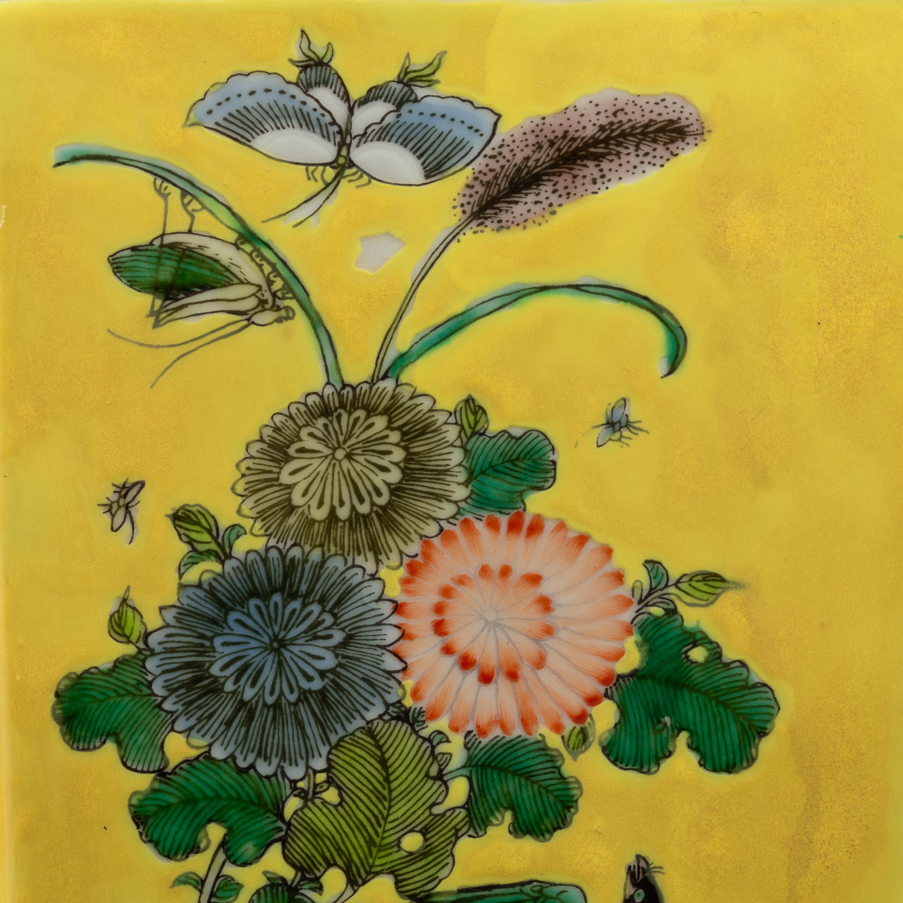 Paire de vases en porcelaine de Chine de la famille rose, de forme hexagonale et à fond jaune en vente 7