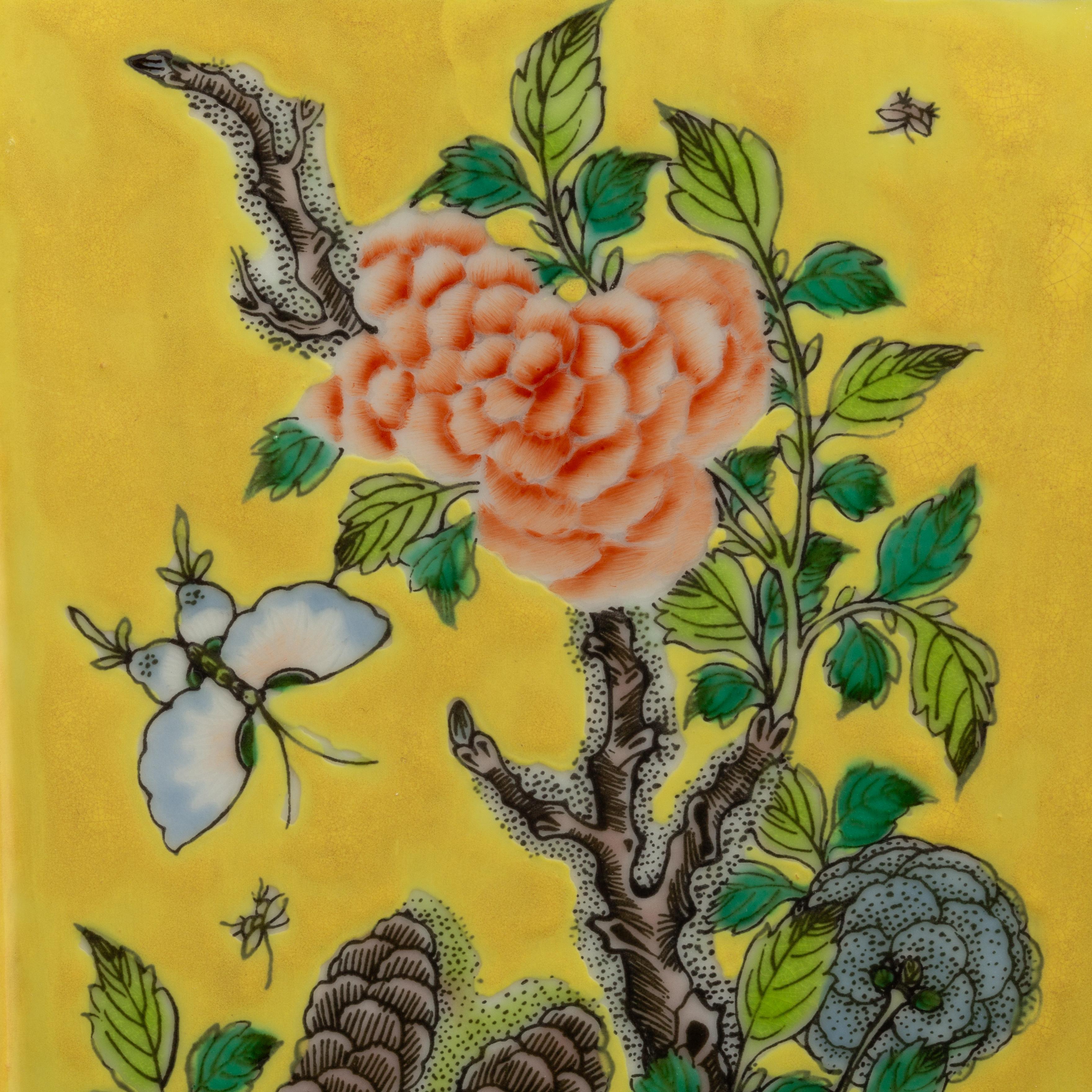 Paire de vases en porcelaine de Chine de la famille rose, de forme hexagonale et à fond jaune en vente 8