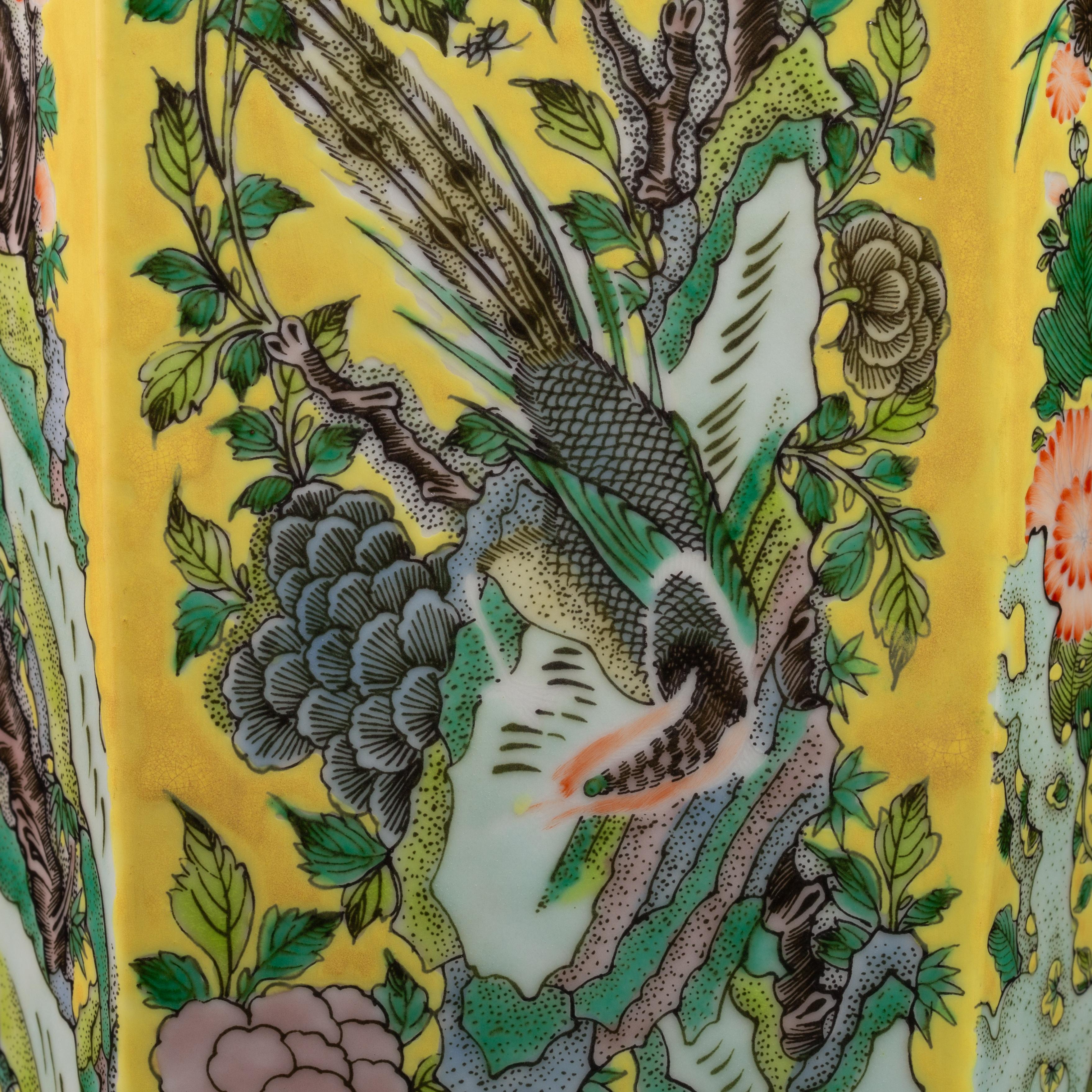 Paire de vases en porcelaine de Chine de la famille rose, de forme hexagonale et à fond jaune en vente 9