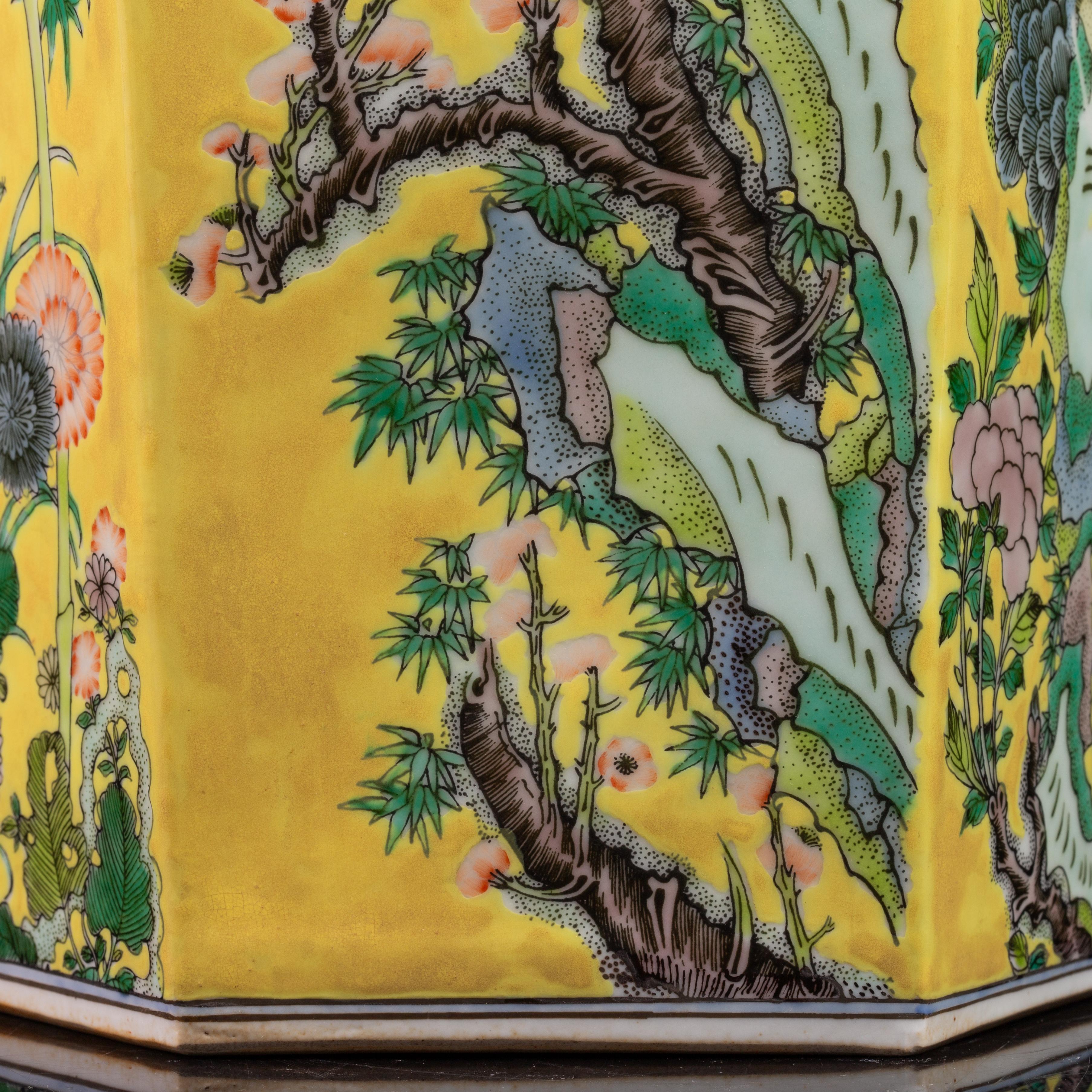 Paire de vases en porcelaine de Chine de la famille rose, de forme hexagonale et à fond jaune en vente 10