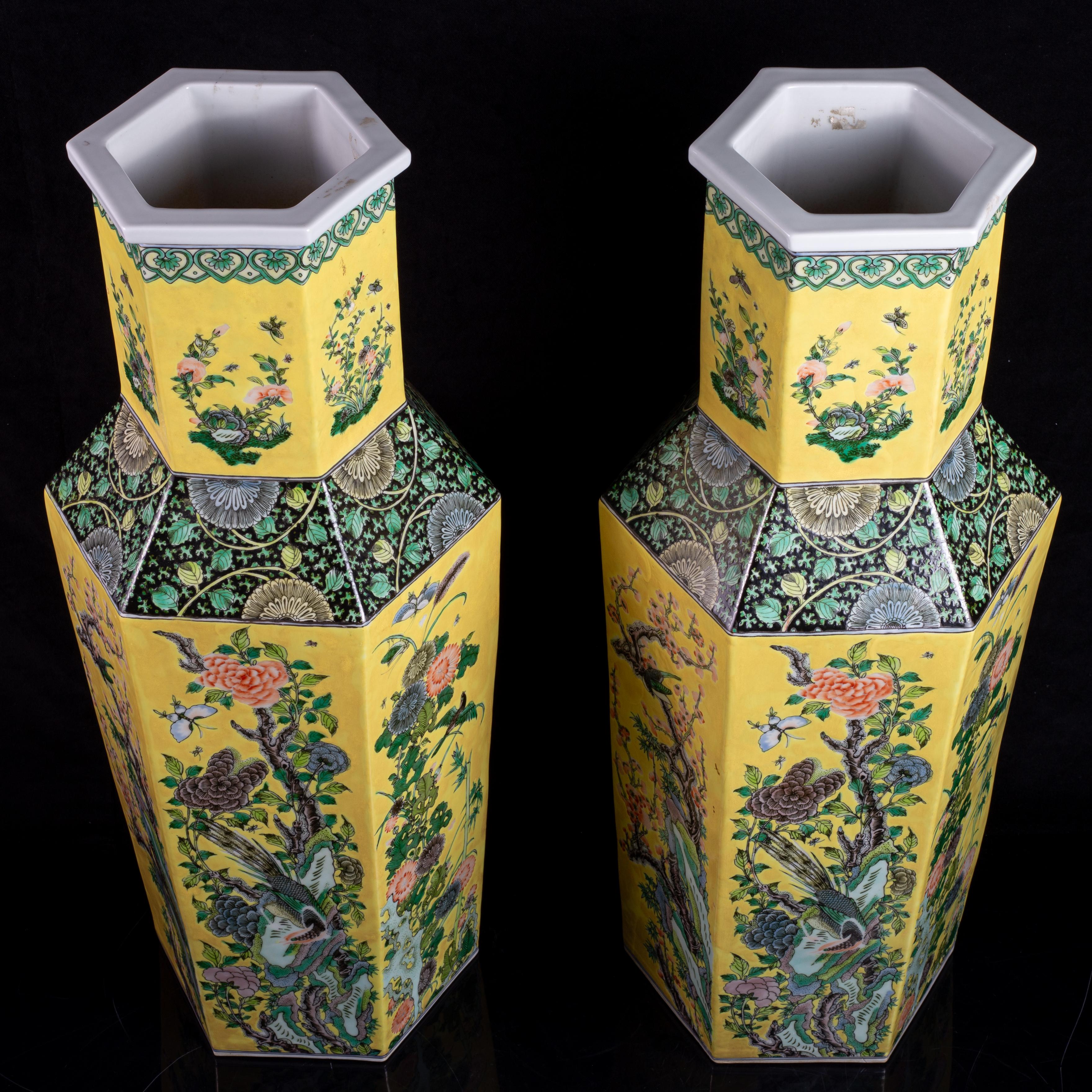 Paire de vases en porcelaine de Chine de la famille rose, de forme hexagonale et à fond jaune en vente 11