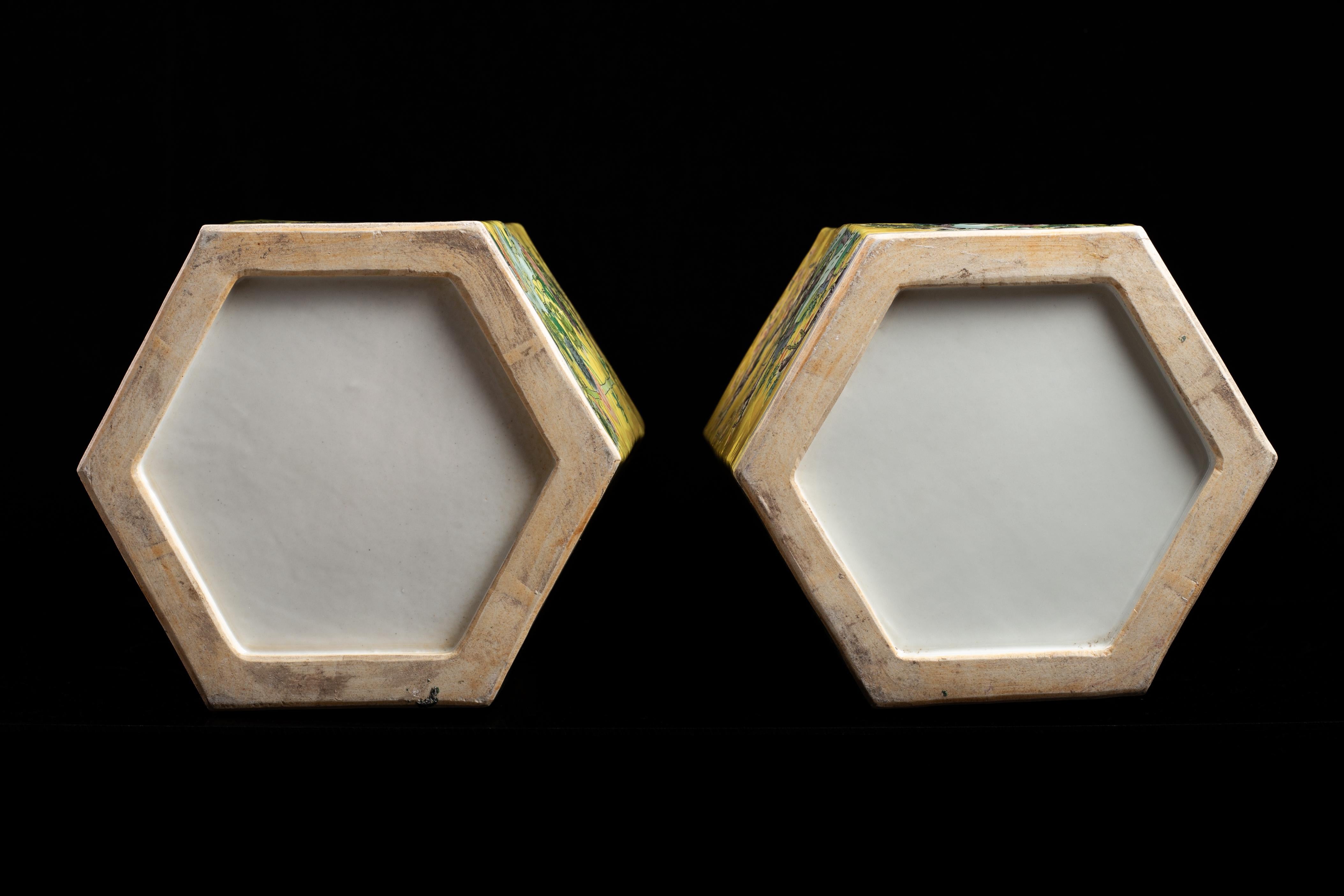 Paire de vases en porcelaine de Chine de la famille rose, de forme hexagonale et à fond jaune en vente 12