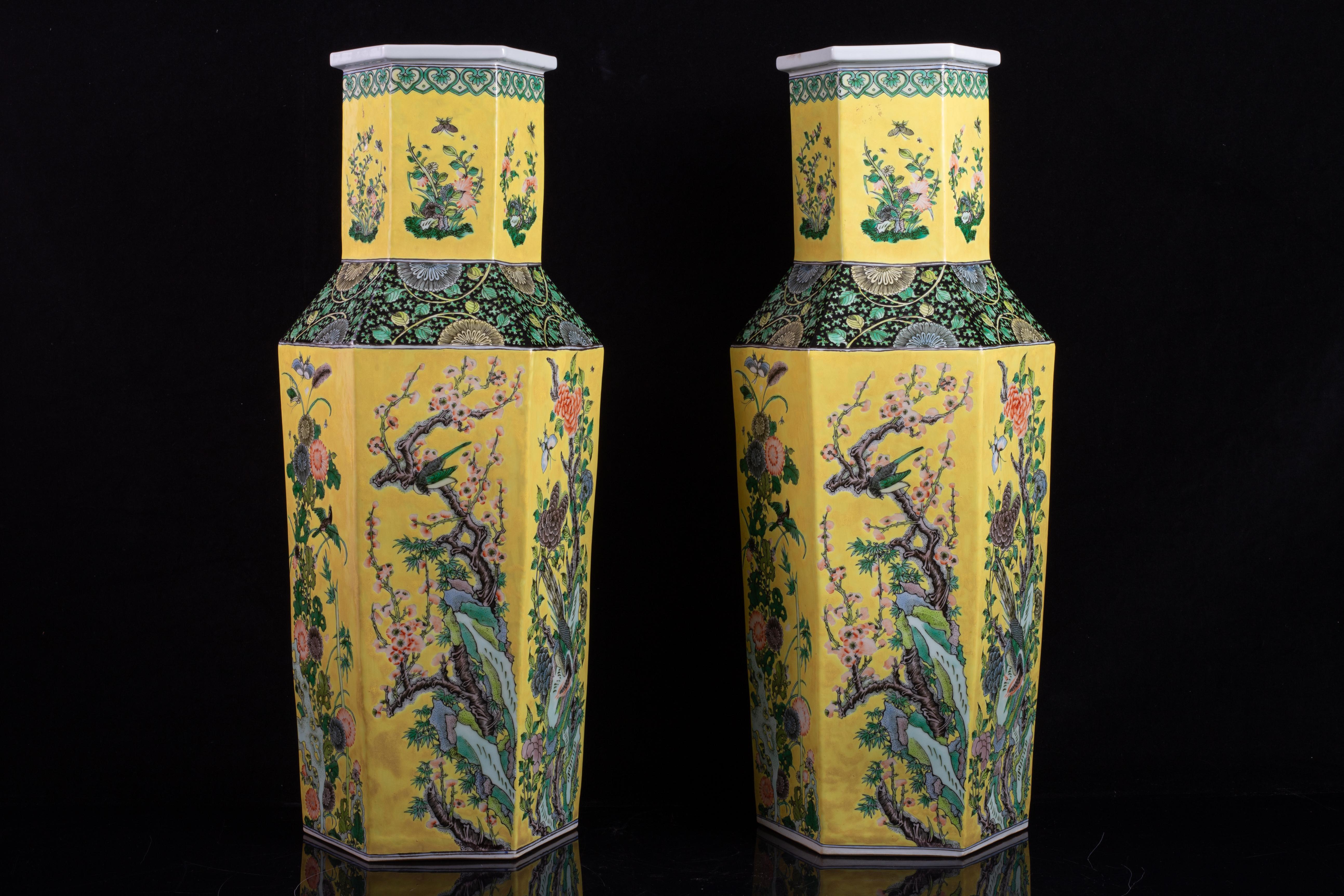 Qing Paire de vases en porcelaine de Chine de la famille rose, de forme hexagonale et à fond jaune en vente