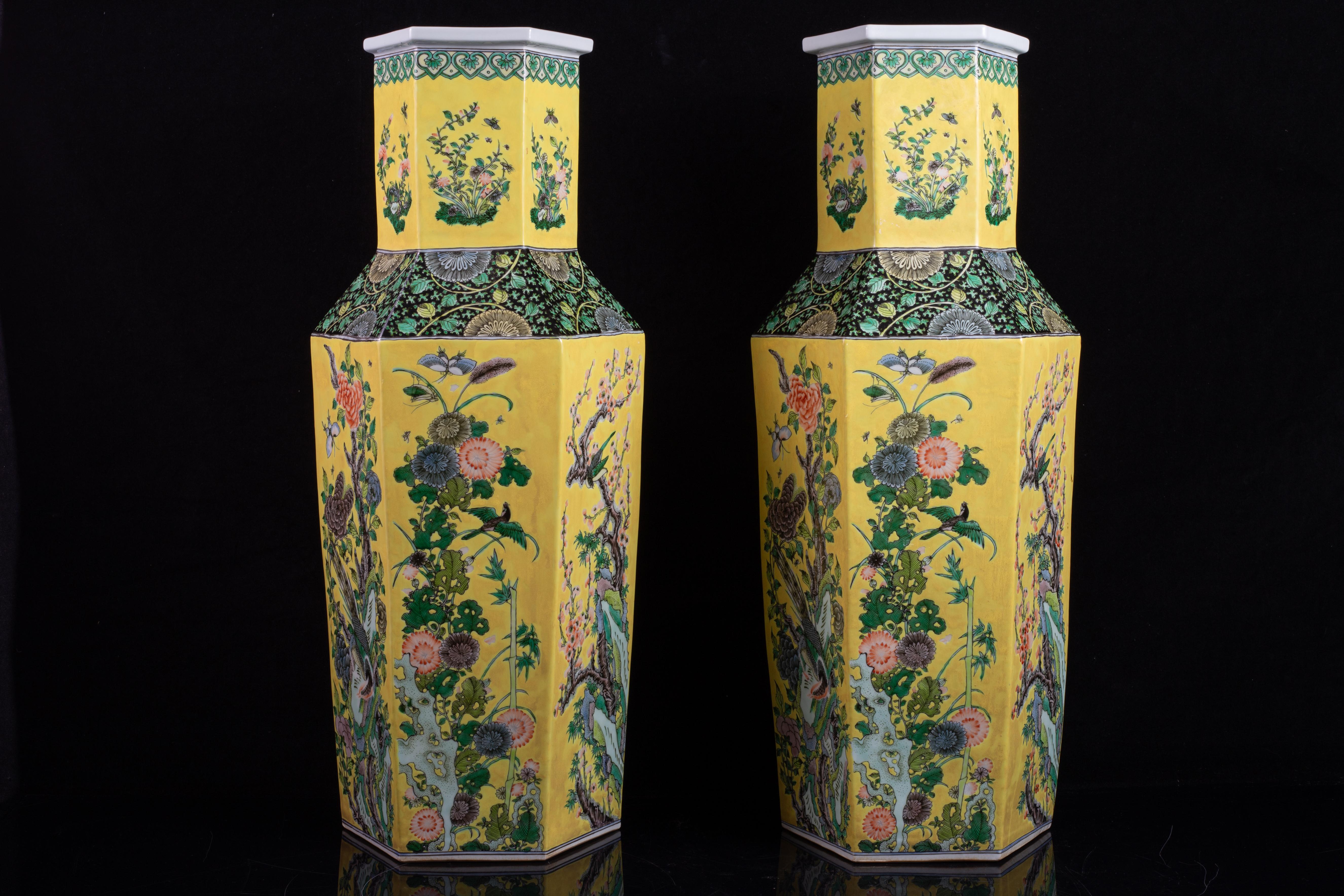 Chinois Paire de vases en porcelaine de Chine de la famille rose, de forme hexagonale et à fond jaune en vente