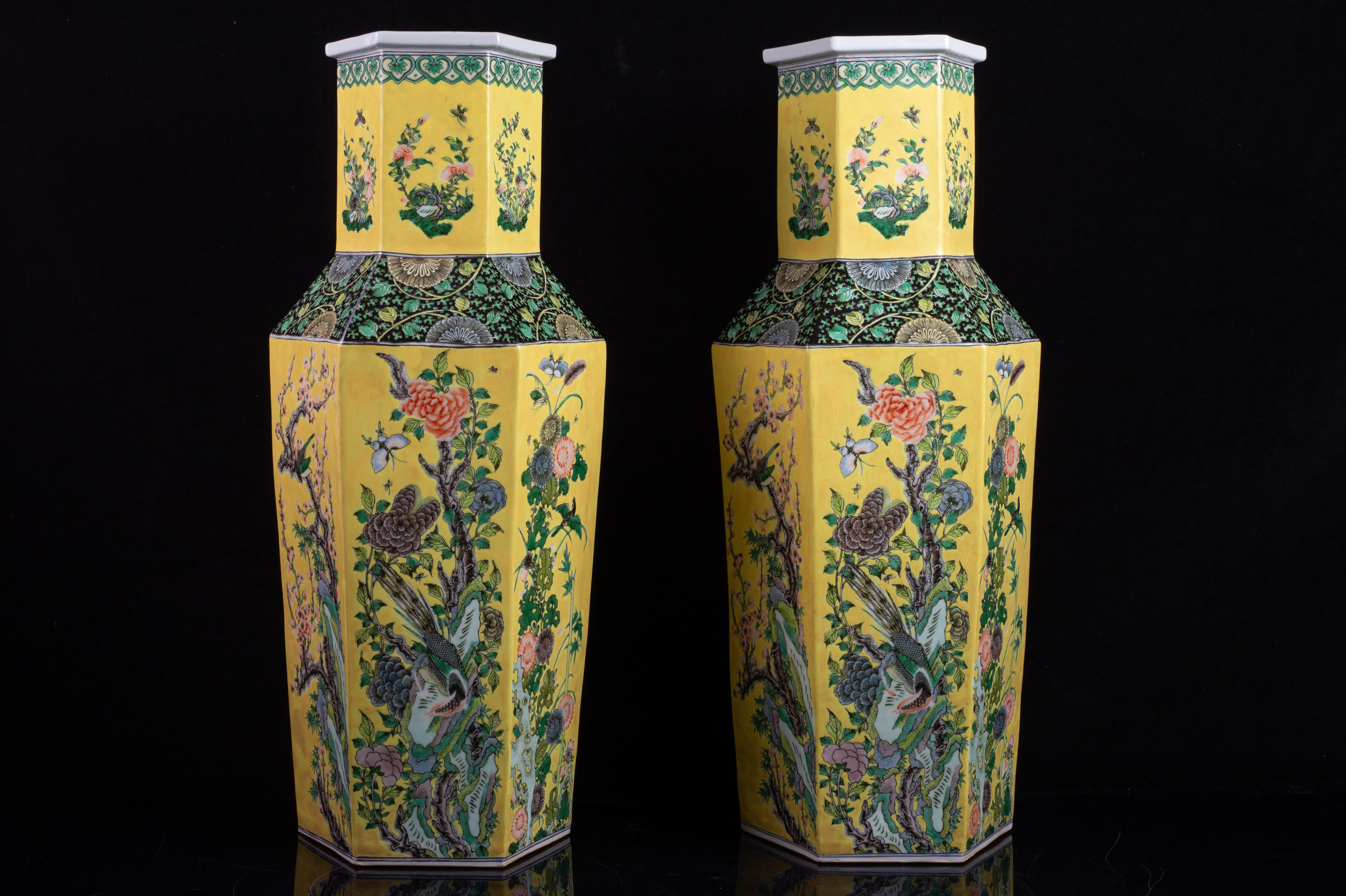 Vernissé Paire de vases en porcelaine de Chine de la famille rose, de forme hexagonale et à fond jaune en vente