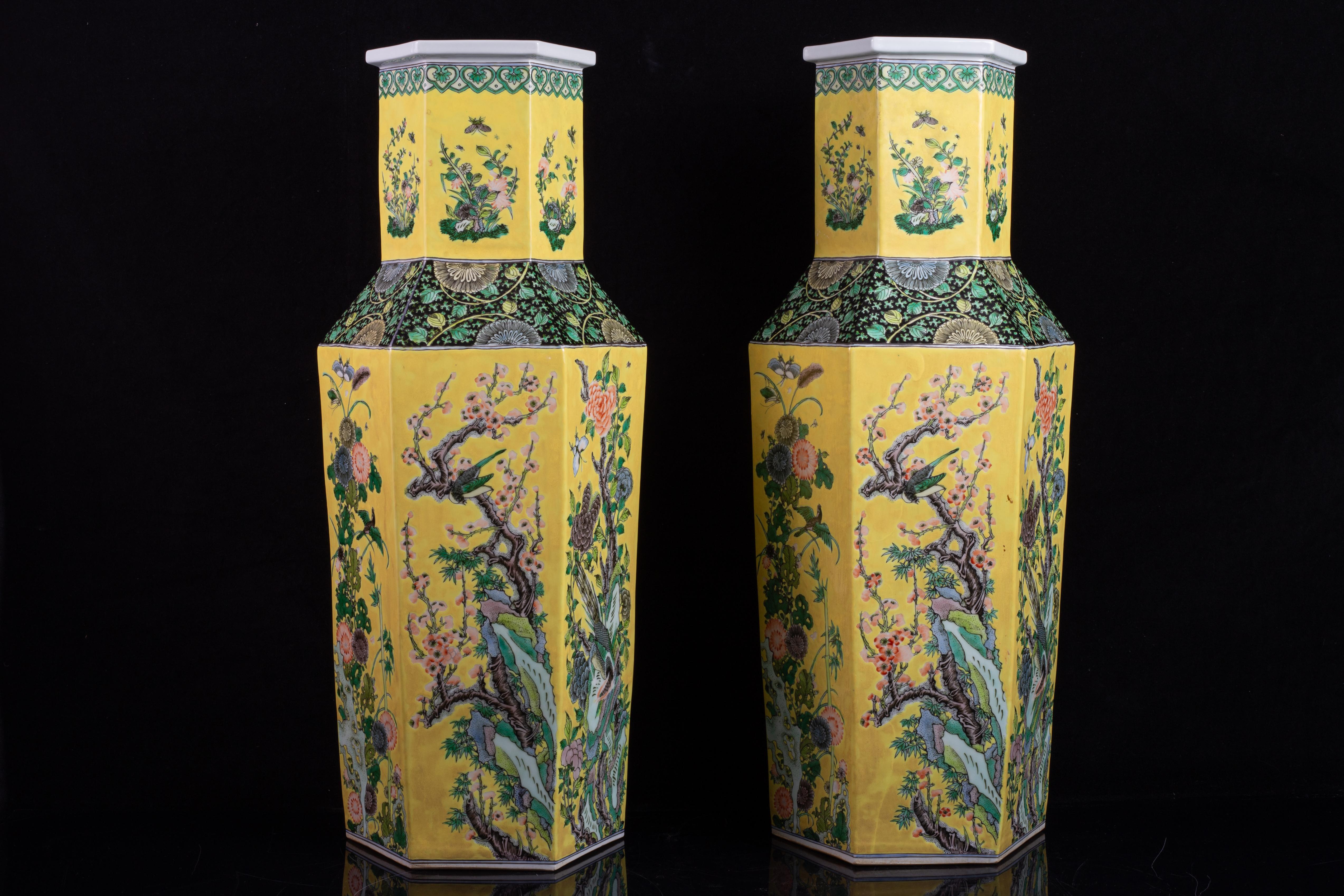 Paire de vases en porcelaine de Chine de la famille rose, de forme hexagonale et à fond jaune Excellent état - En vente à New York, NY