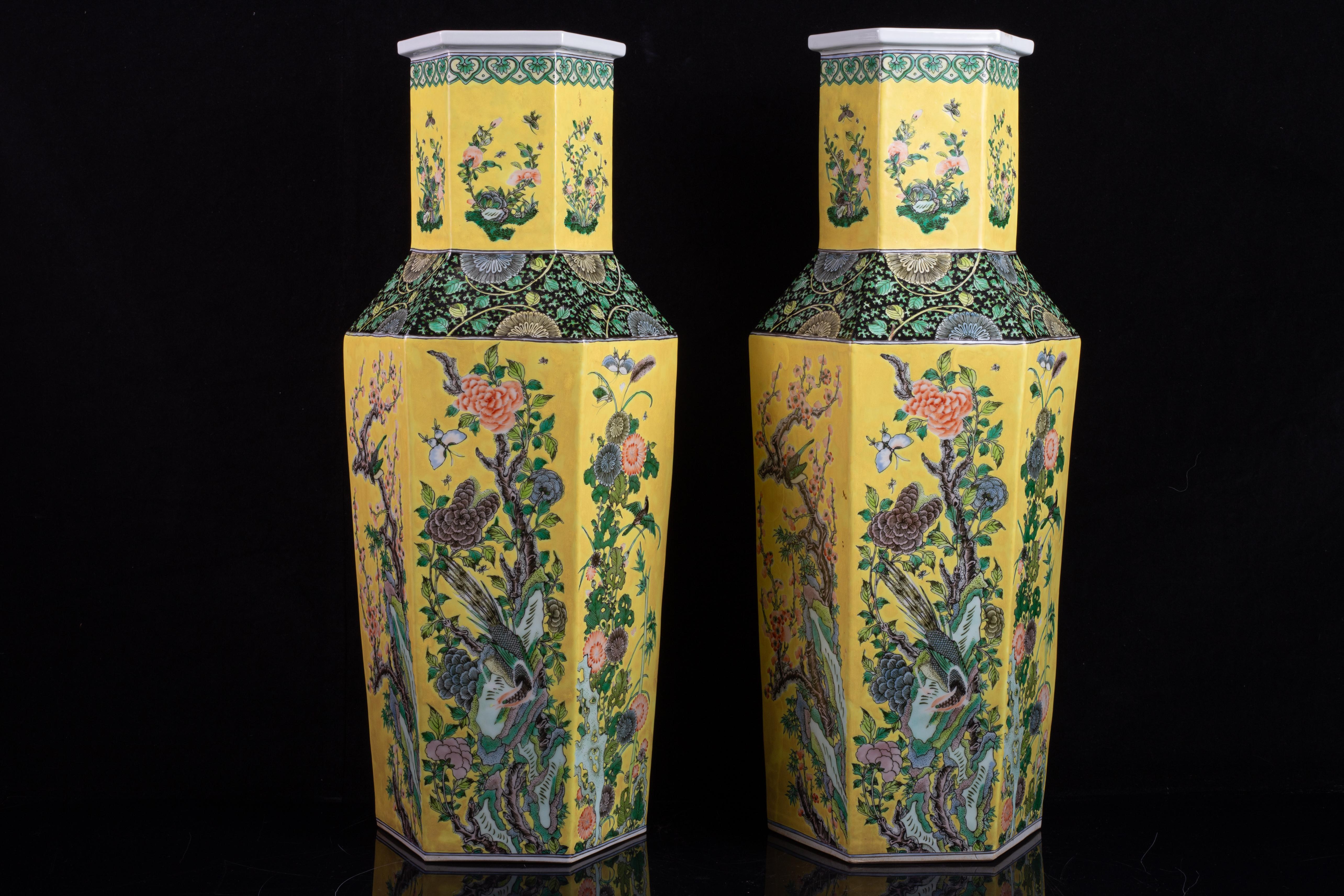 Milieu du XXe siècle Paire de vases en porcelaine de Chine de la famille rose, de forme hexagonale et à fond jaune en vente