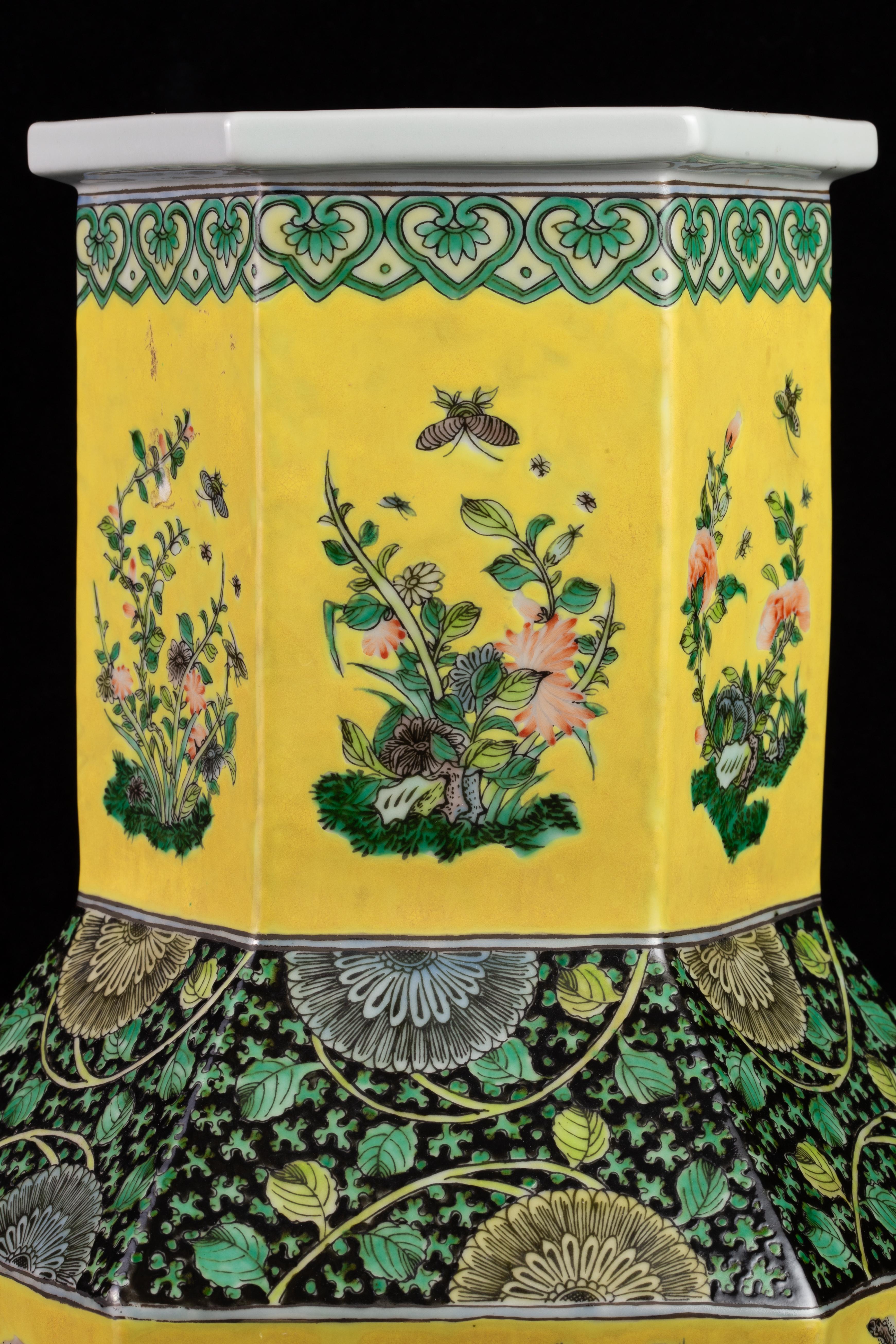 Émail Paire de vases en porcelaine de Chine de la famille rose, de forme hexagonale et à fond jaune en vente