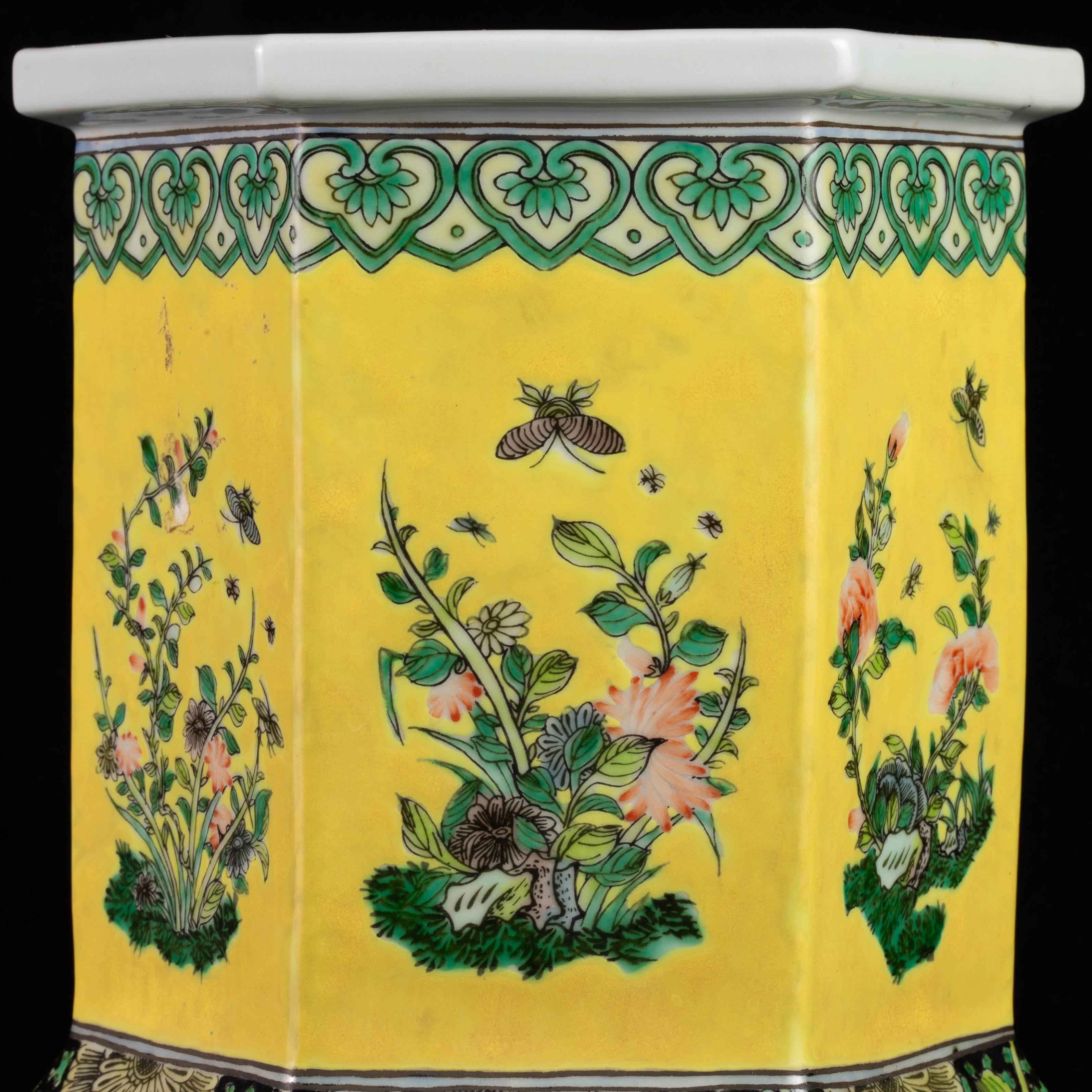 Paire de vases en porcelaine de Chine de la famille rose, de forme hexagonale et à fond jaune en vente 1