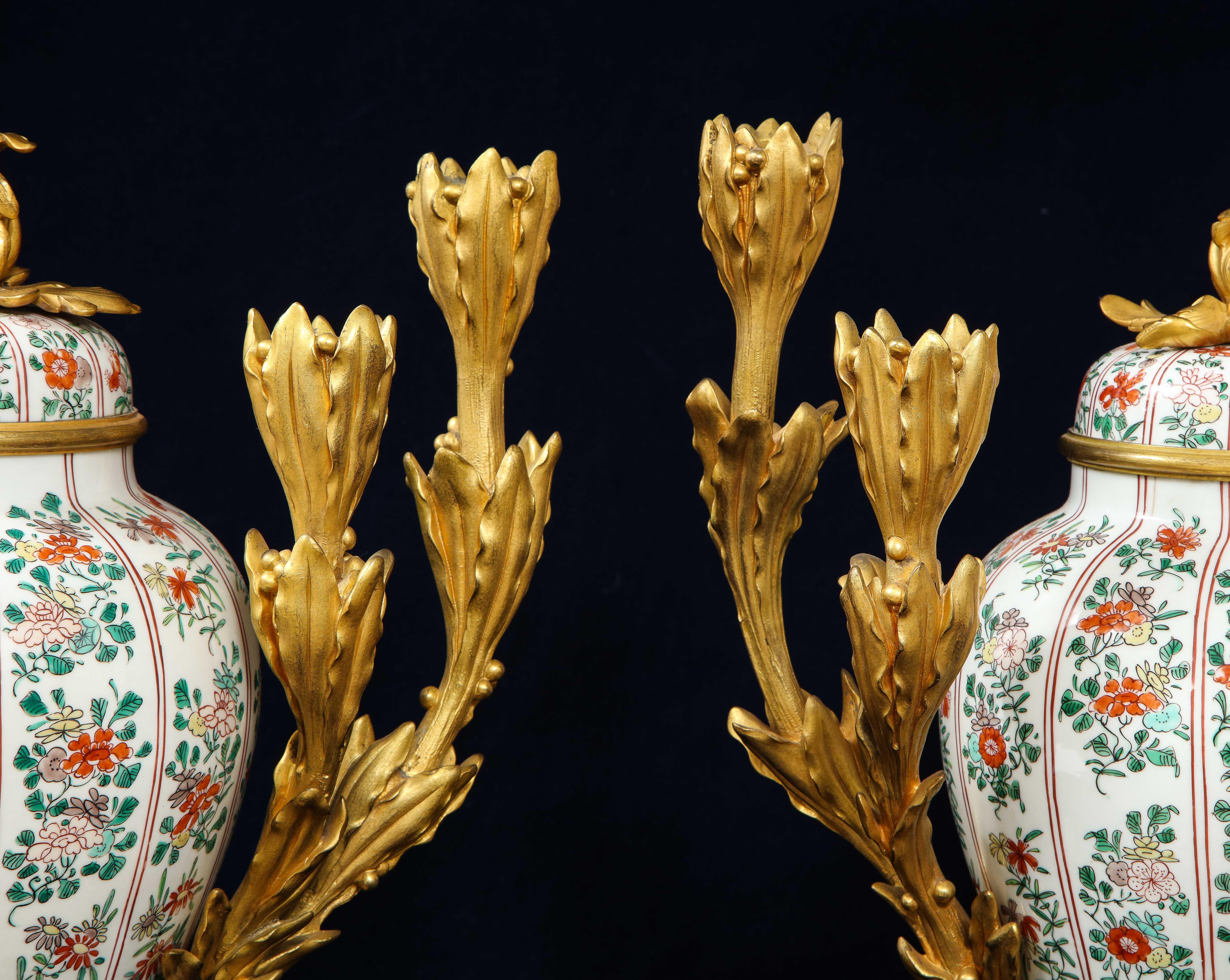Coppia di lampade a candelabro cinesi in porcellana Famille Vert e francesi con montatura in ormolu in vendita 2