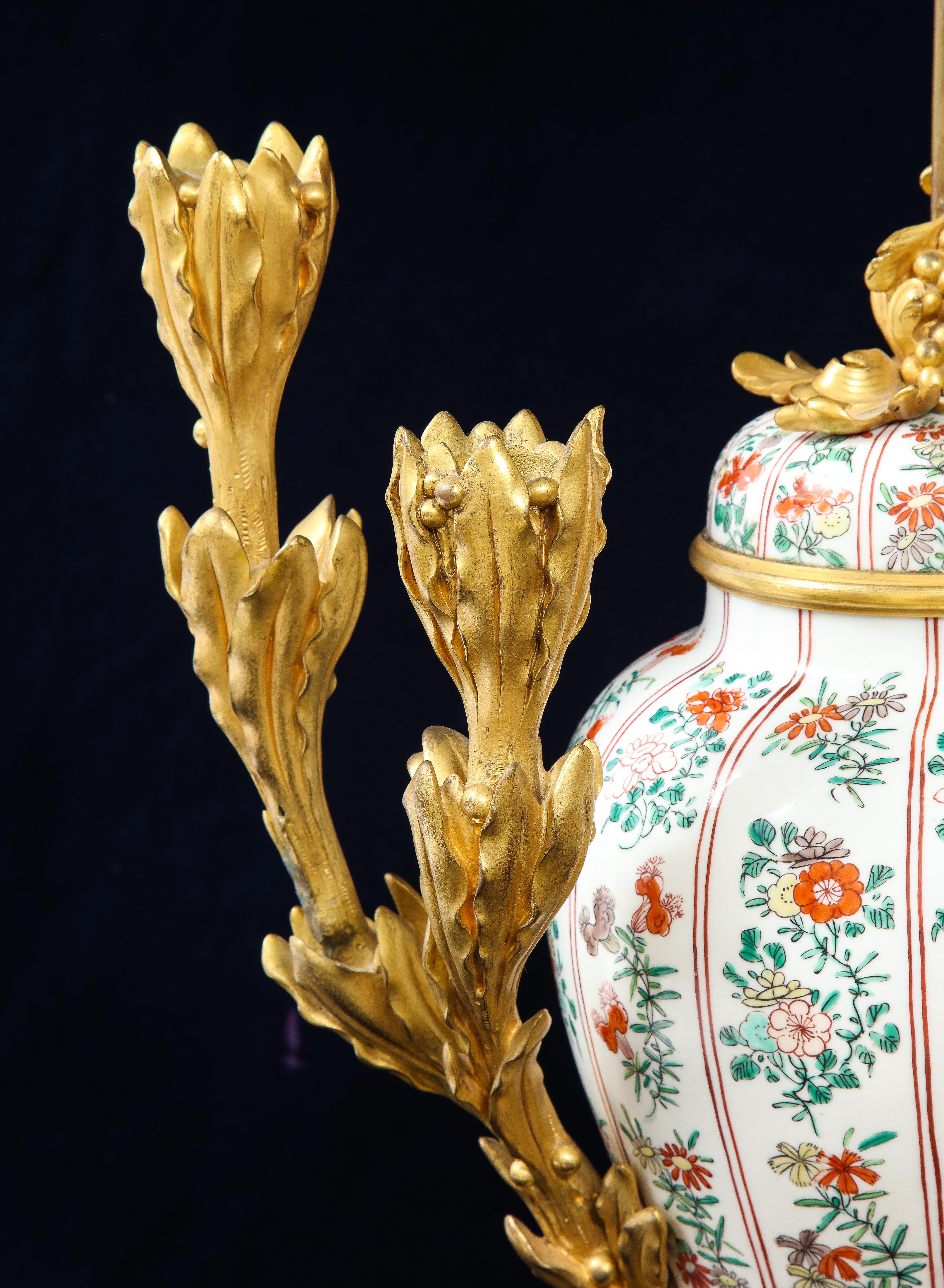 Coppia di lampade a candelabro cinesi in porcellana Famille Vert e francesi con montatura in ormolu in vendita 3