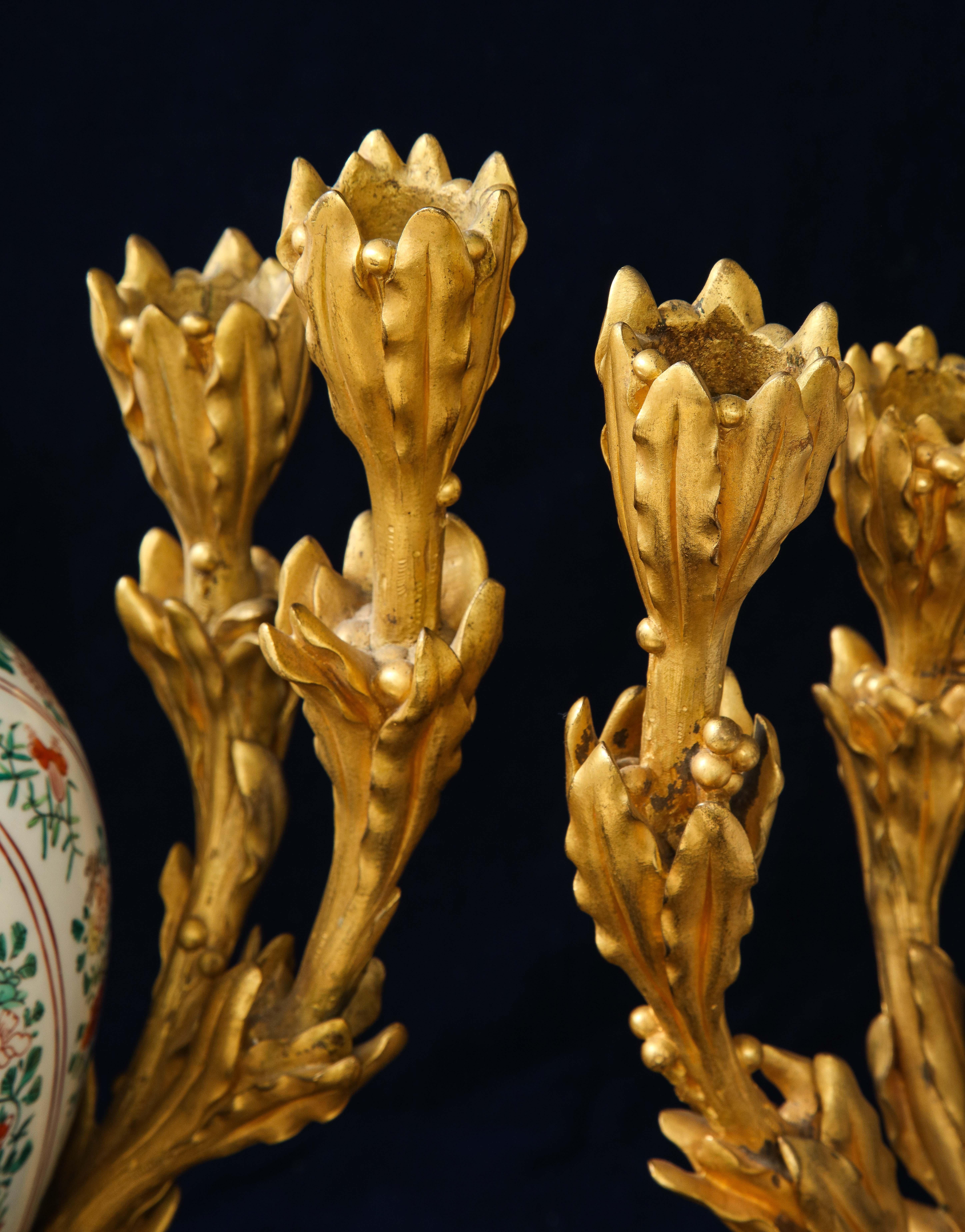 Coppia di lampade a candelabro cinesi in porcellana Famille Vert e francesi con montatura in ormolu in vendita 4