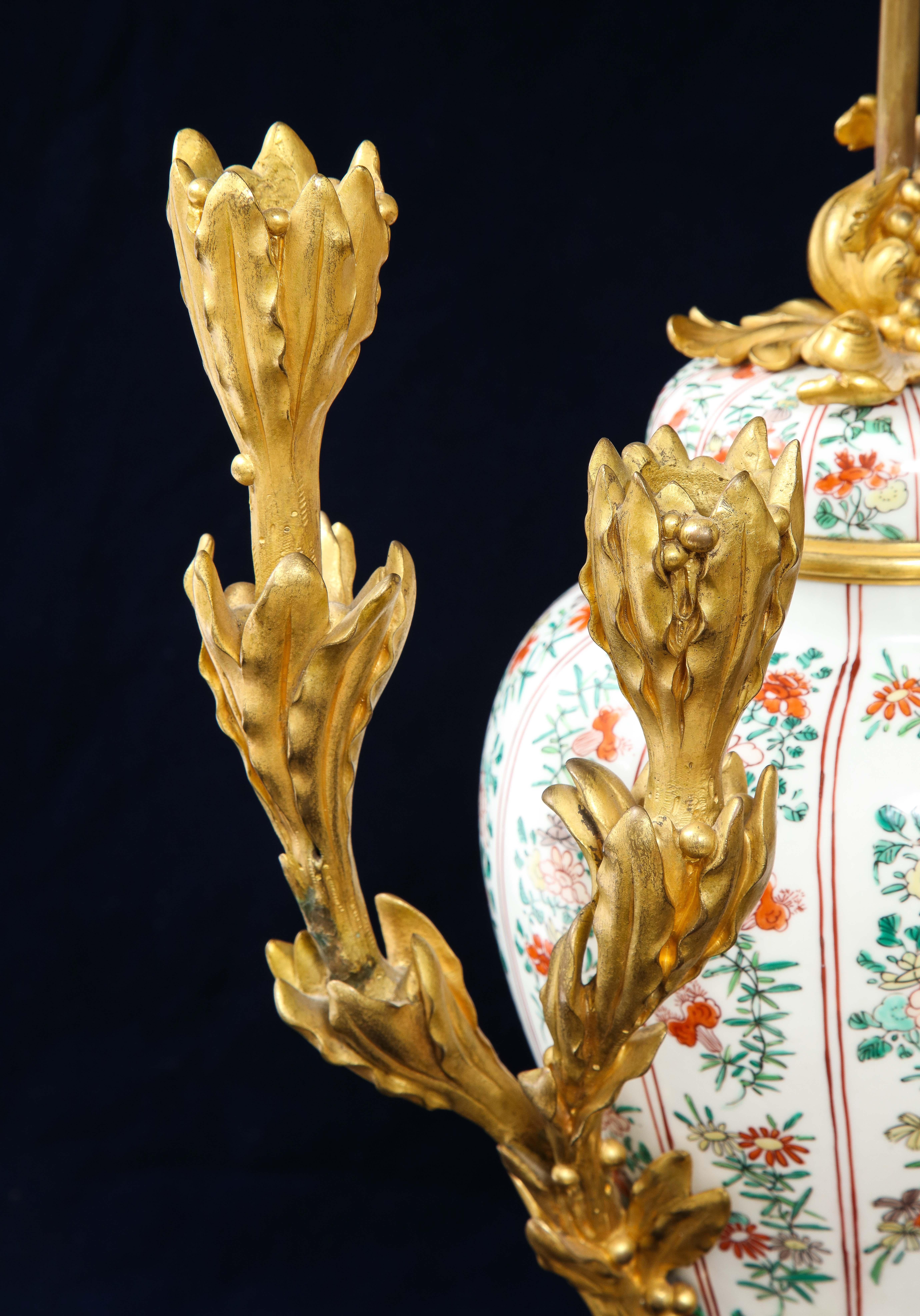 Coppia di lampade a candelabro cinesi in porcellana Famille Vert e francesi con montatura in ormolu in vendita 5