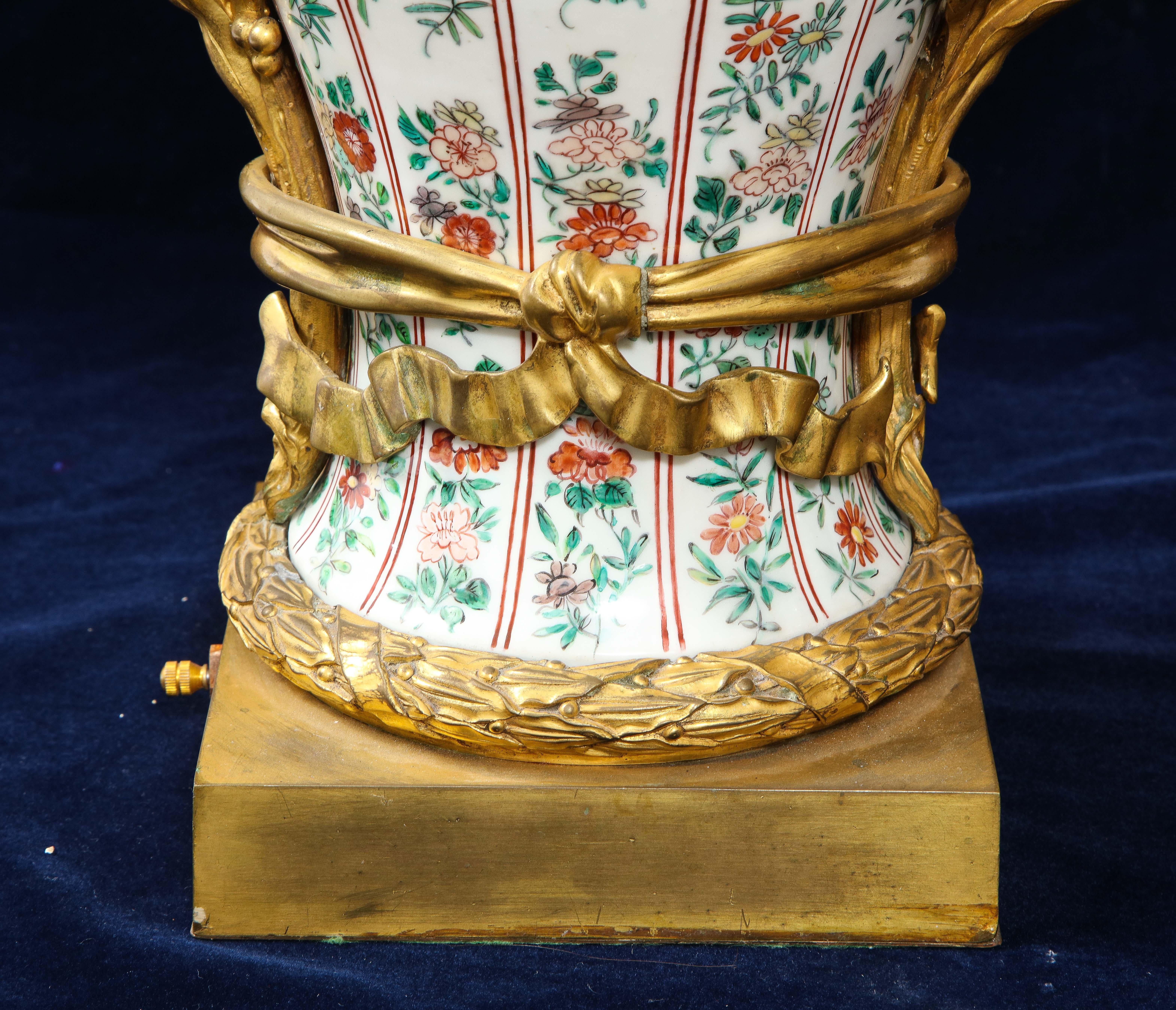 Coppia di lampade a candelabro cinesi in porcellana Famille Vert e francesi con montatura in ormolu in vendita 6