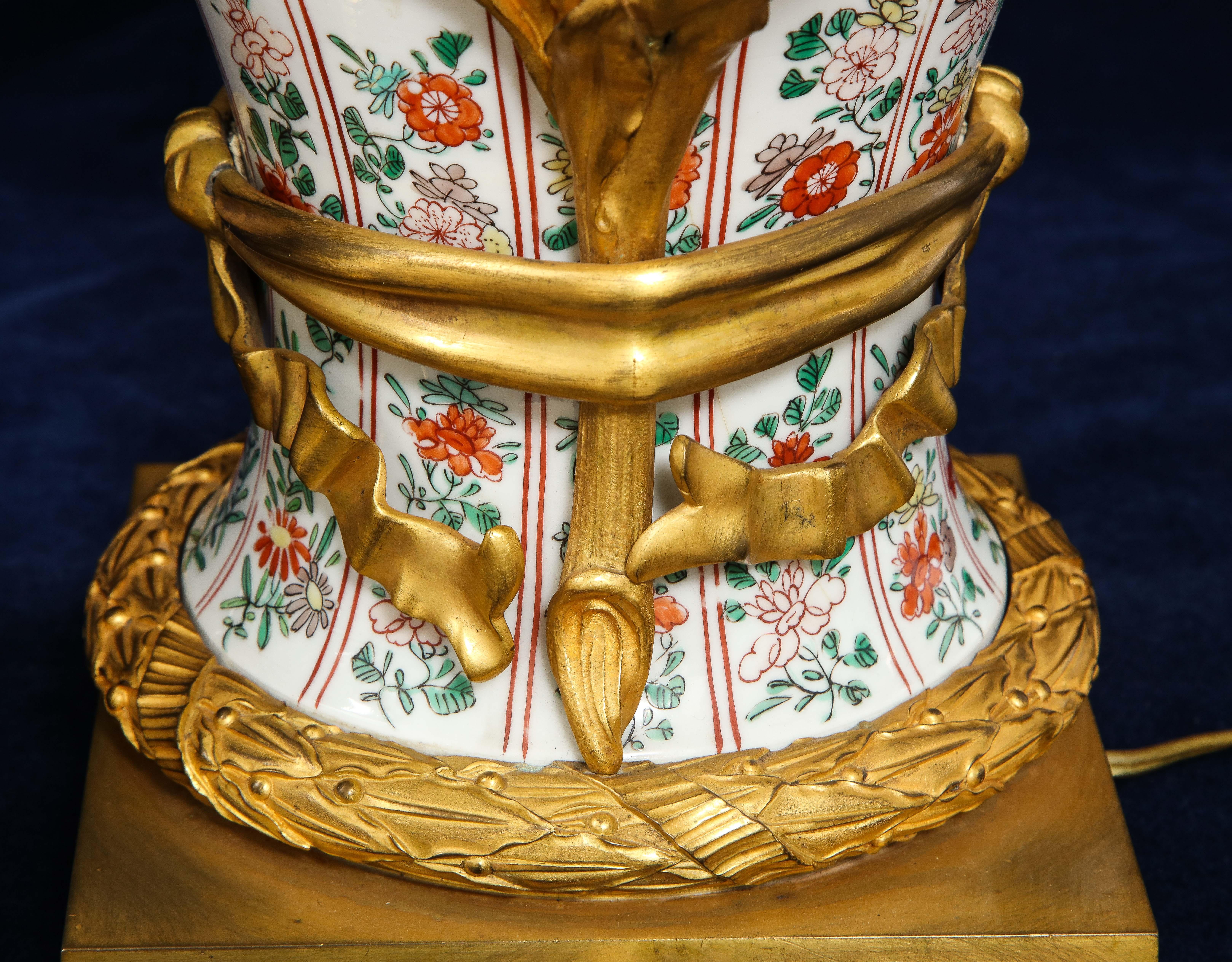 Coppia di lampade a candelabro cinesi in porcellana Famille Vert e francesi con montatura in ormolu in vendita 7