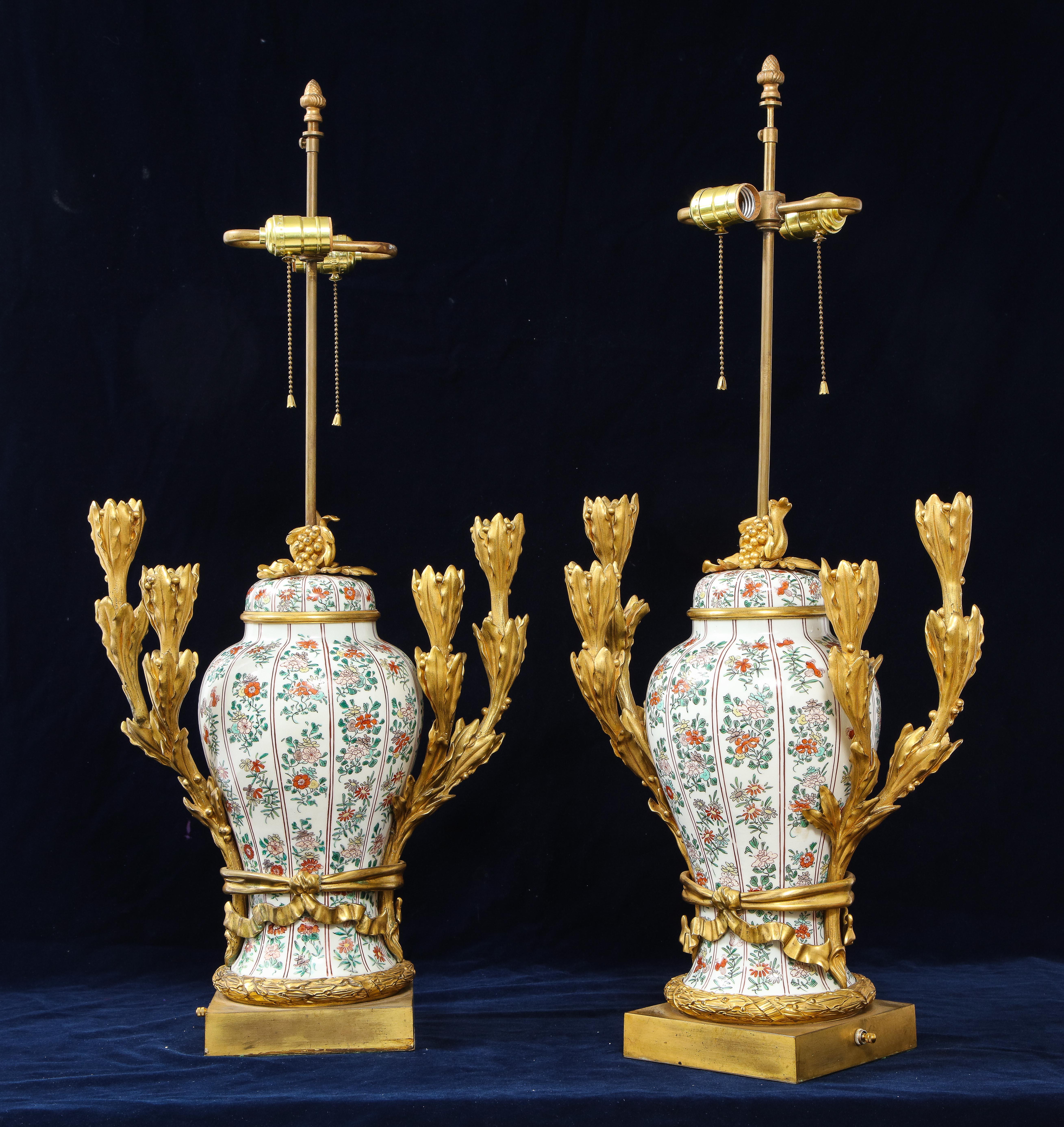 Francese Coppia di lampade a candelabro cinesi in porcellana Famille Vert e francesi con montatura in ormolu in vendita