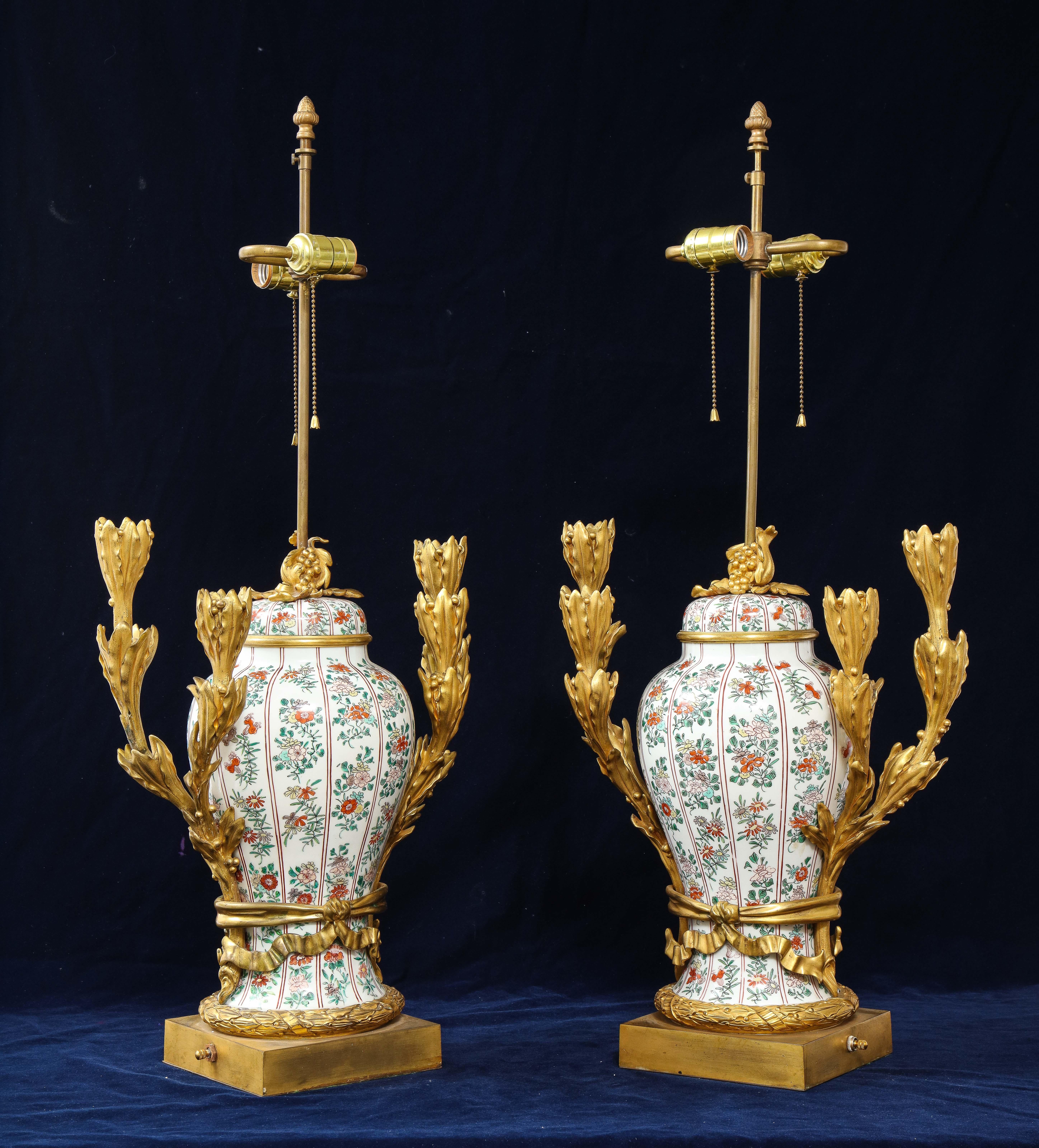 Dorato Coppia di lampade a candelabro cinesi in porcellana Famille Vert e francesi con montatura in ormolu in vendita